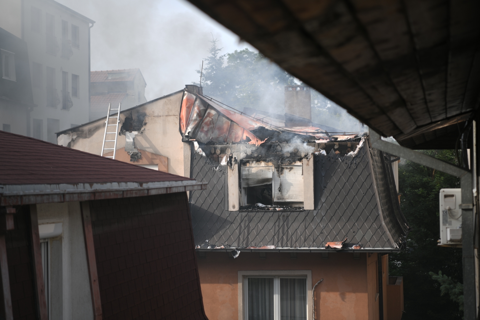 Beograd, 21.06.2021. Zvezdara, Lion, požar na Zvezdari, gori kuća, vatrogasci, vatra, Foto: Dragan Mujan/Nova.rs