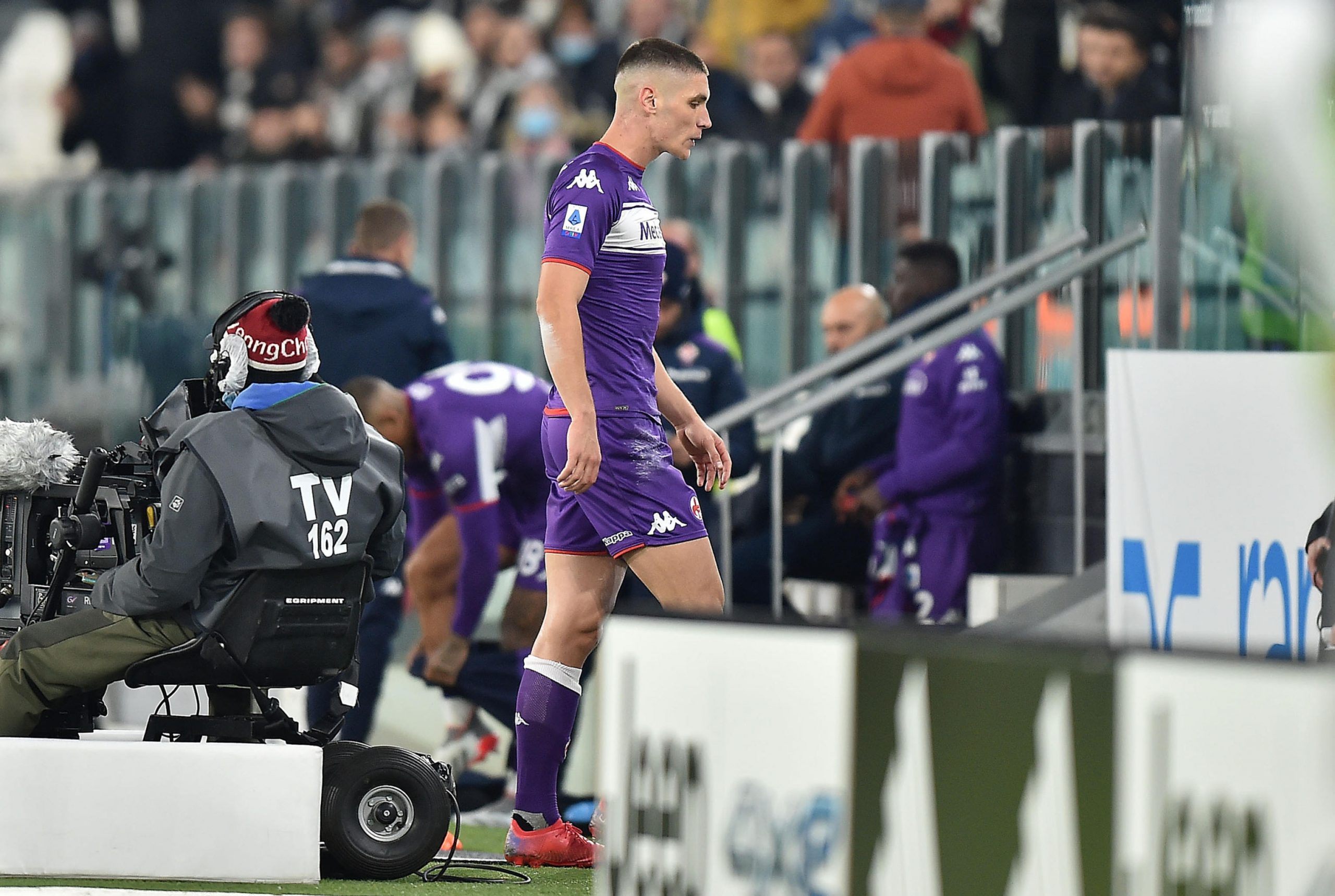 epa09568753 Fiorentina's Nikola Milenkovic leaves the pitch after being sent off during the Italian Serie A soccer match between Juventus FC and ACF Fiorentina in Turin, Italy, 06 November 2021.  EPA-EFE/ALESSANDRO DI MARCO