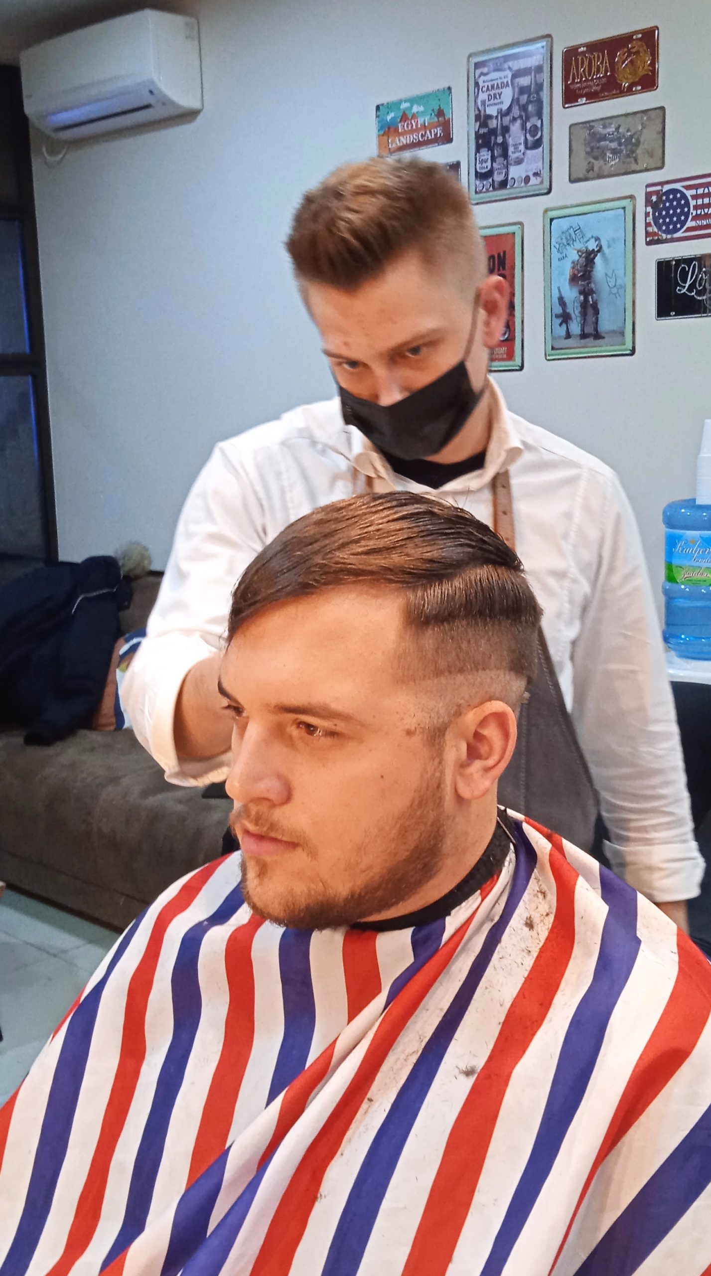 Užice 23.02.2021. Policajac berberin, Nemanja Tarić Foto: Slavica Panić/Nova.rs