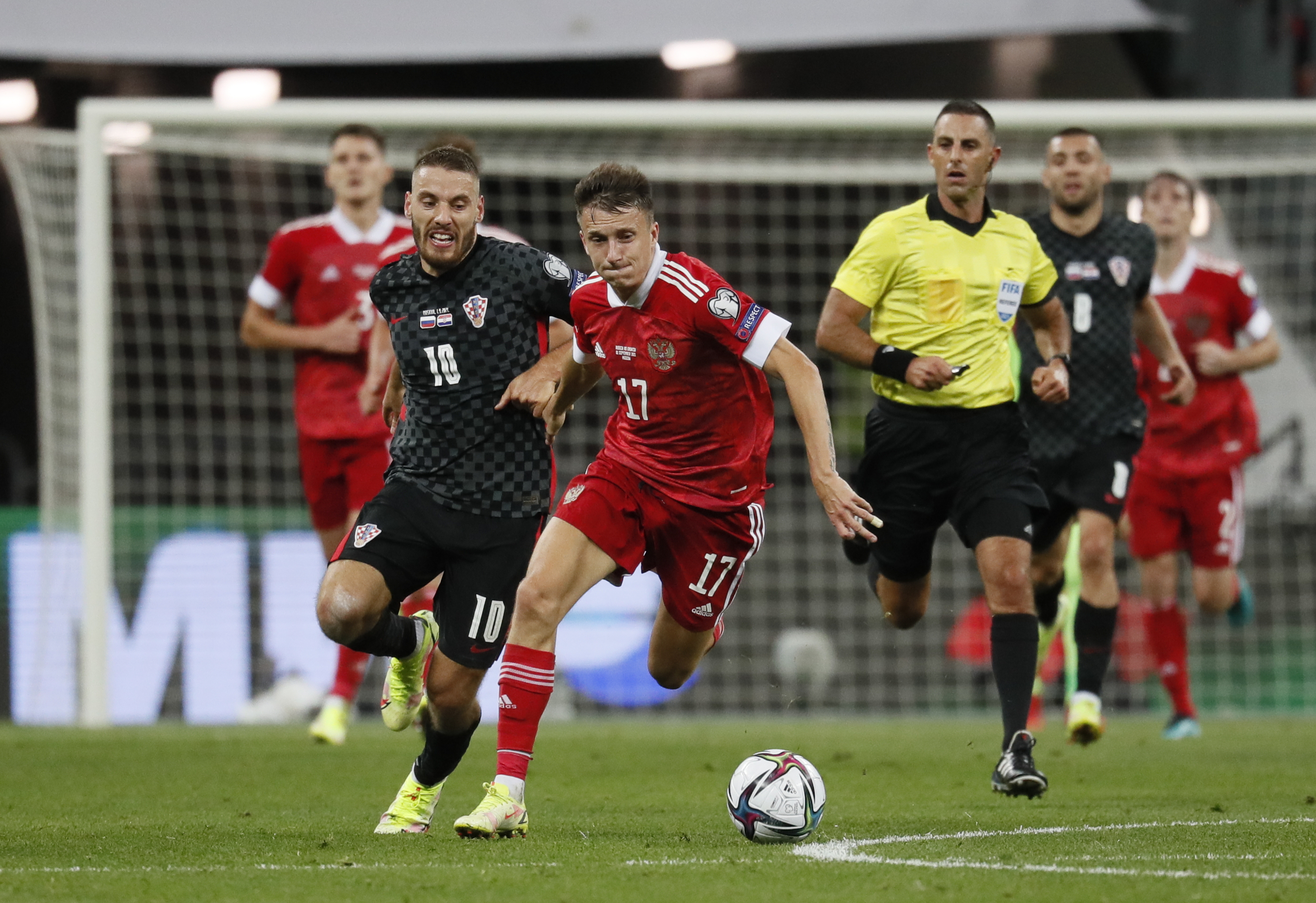 epa09441620 Nikola Vlasic (L) of Croatia in action against Aleksandr Golovin (R) of Russia during the FIFA World Cup 2022 Group H qualifying soccer match between Croatia and Russia in Moscow, Russia, 01 September 2021.  EPA-EFE/YURI KOCHETKOV