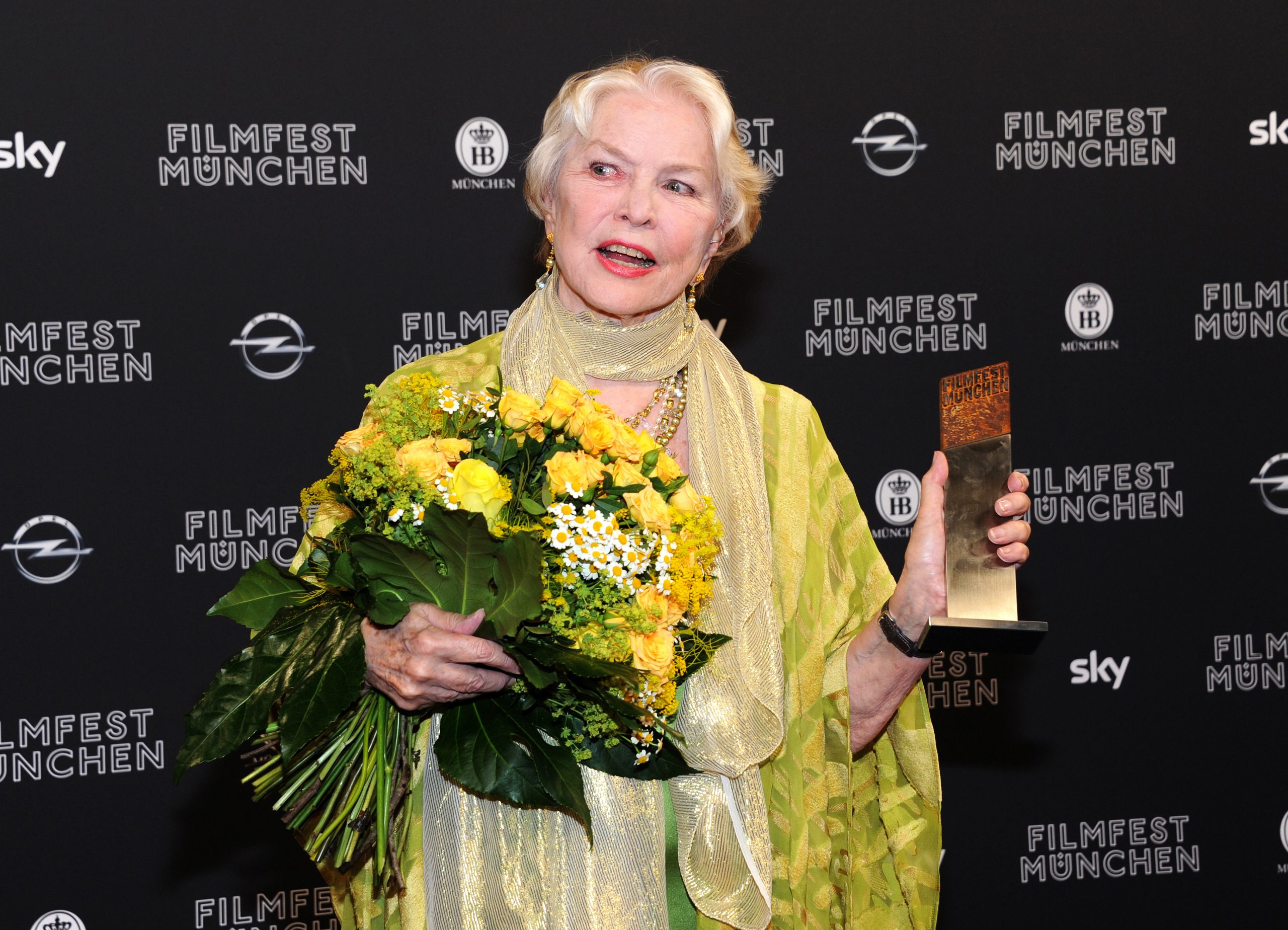 epa05395082 US actress Ellen Burstyn holds the CineMerit Award which she received during a ceremony as part of the Munich Film Festival at the Gasteig, in Munich, Germany, 27 June 2016. The festival runs from 23 June to 02 July.  EPA/URSULA DUEREN