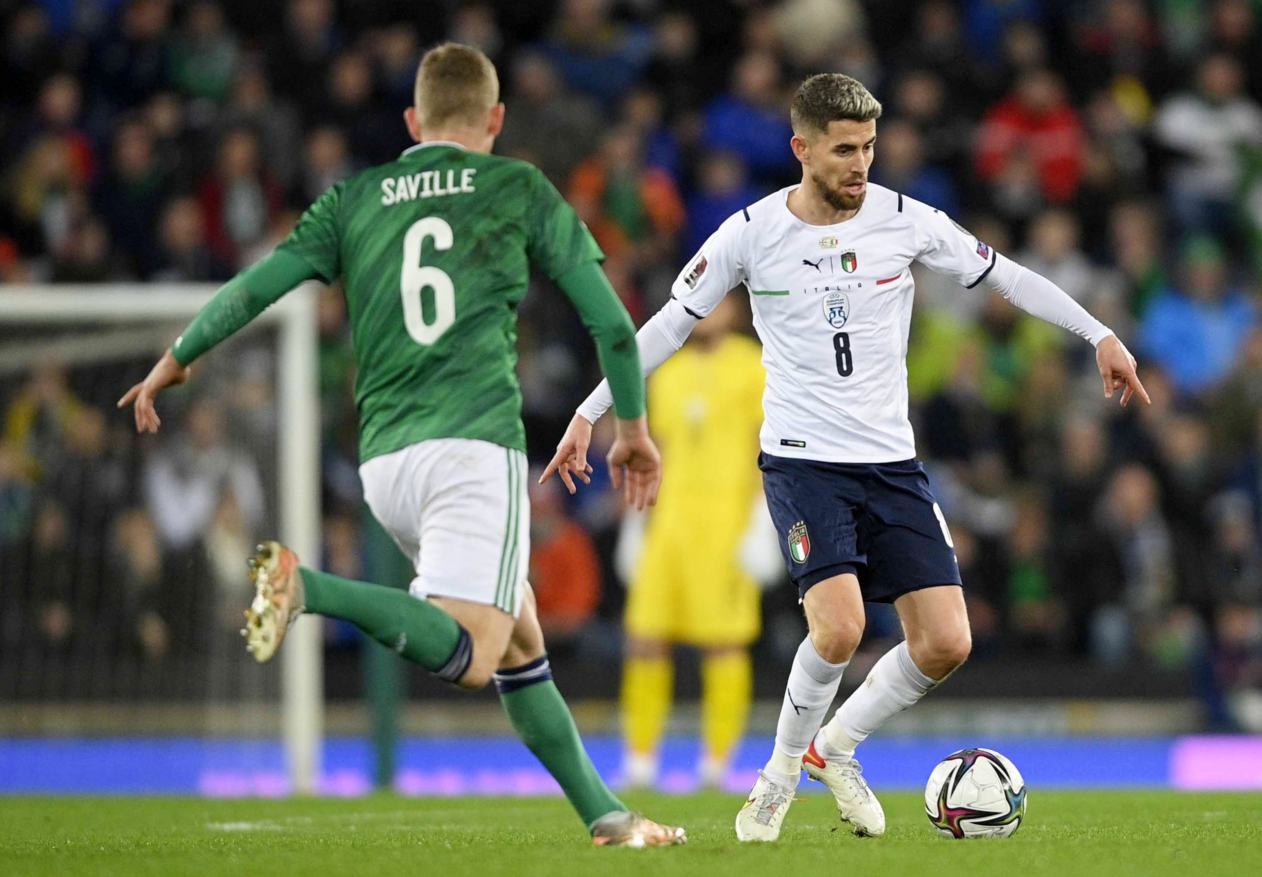 epa09583990 Italy's Jorginho (R) in action against Northern Ireland's George Saville (L) during the FIFA World Cup 2022 group C qualifying soccer match between Northern Ireland and Italy in Belfast, Britain, 15 November 2021.  EPA-EFE/MARK MARLOW