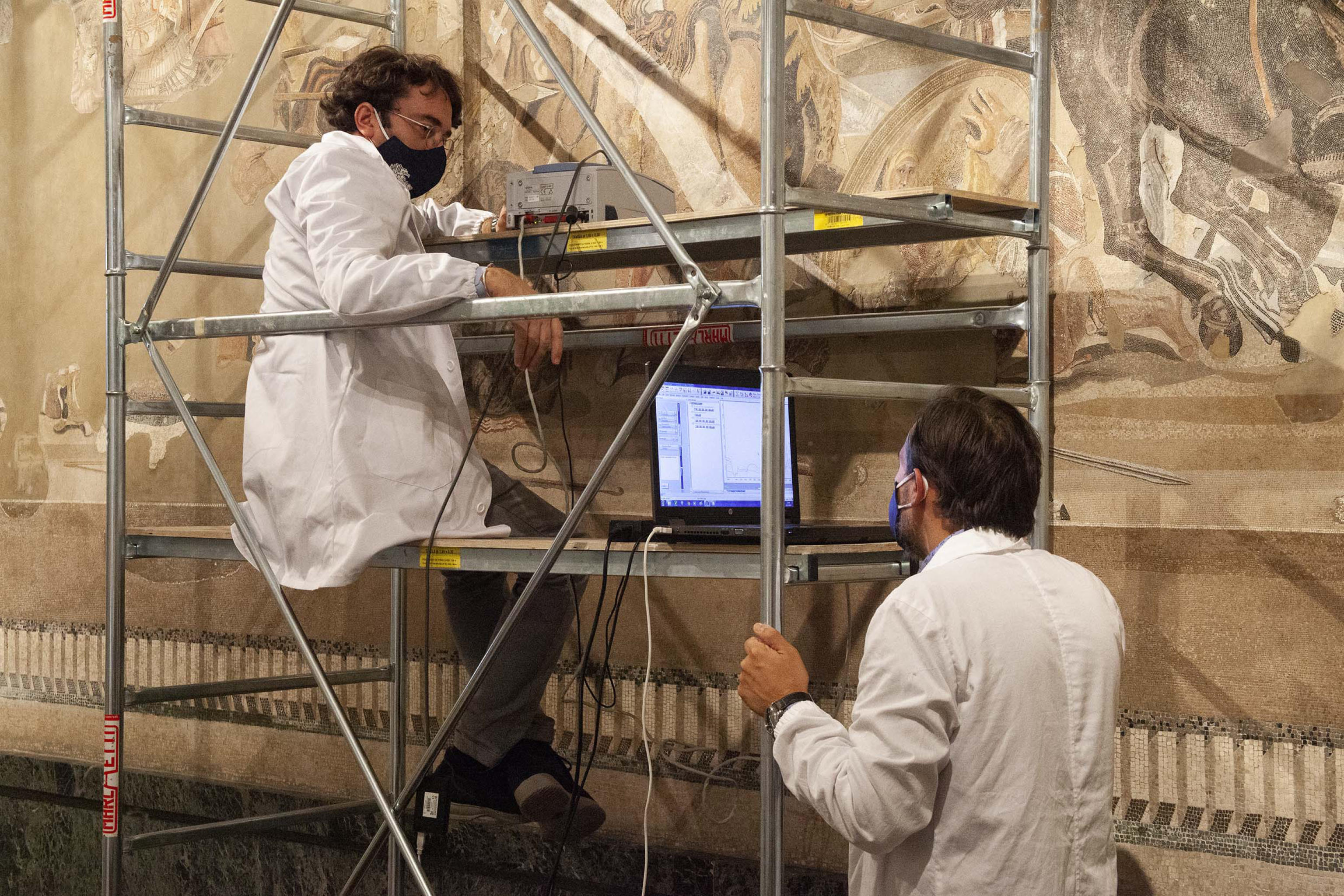 Pompeja  MANN begun restoration of mosaic by Alexander from Pompeii