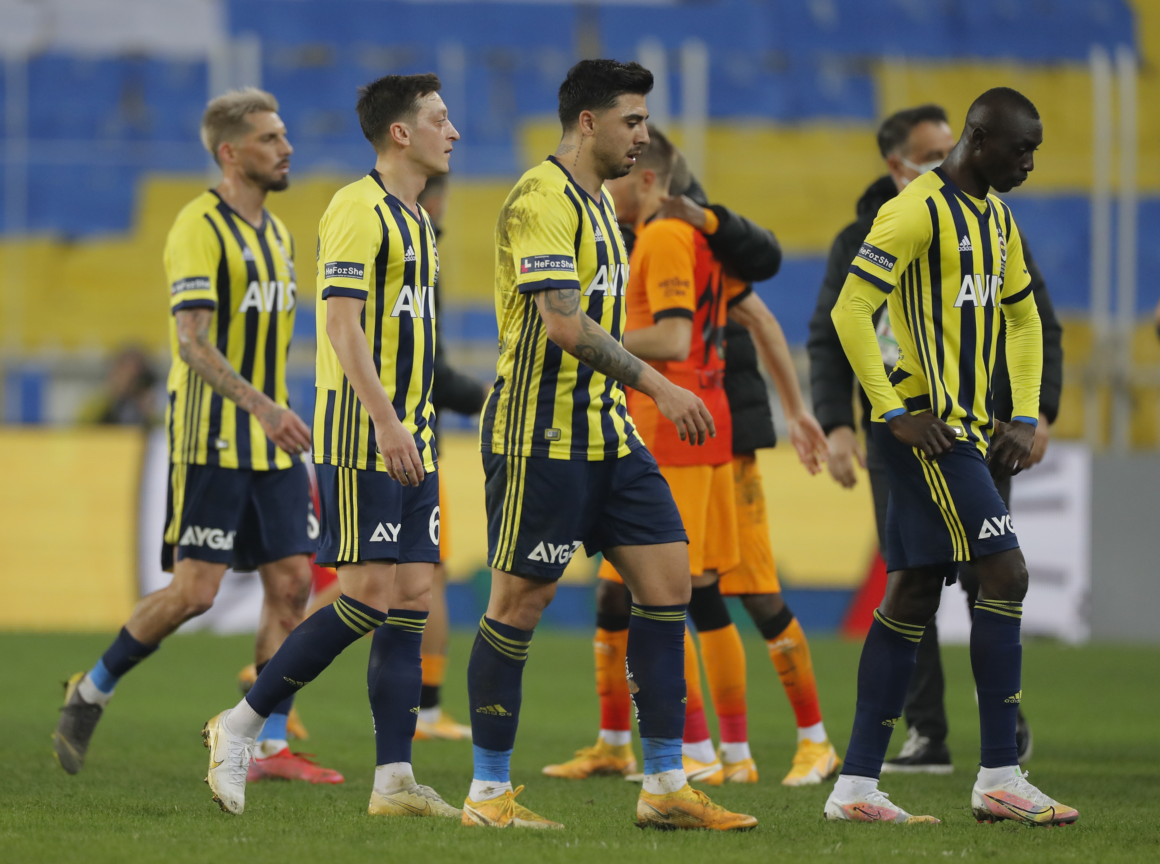epa08992201 Players of Fenerbahce leave the pitch after the Turkish Super League soccer match between Fenerbahce and Galatasaray in Istanbul, Turkey, 06 February 2021.  EPA-EFE/Kenan Asyali / POOL