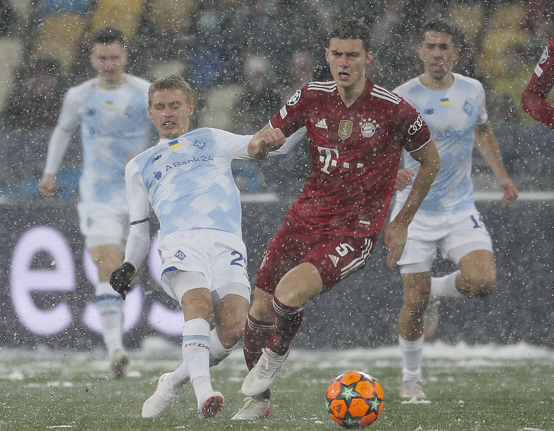 epa09599278 Benjamin Pavard (R) of Bayern and Illia Zabarnyi (L) of Dynamo in action during the UEFA Champions League group E soccer match between Dynamo Kyiv and Bayern Munich in Kiev, Ukraine, 23 November 2021.  EPA-EFE/OLEG PETRASYUK