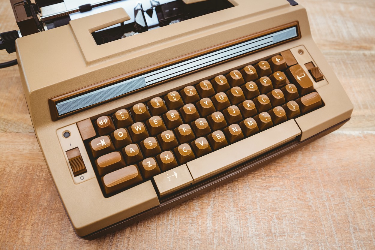 View of an old typewriter on wood desk,Image: 264303411, License: Royalty-free, Restrictions: , Model Release: no, Credit line: - / Wavebreak / Profimedia