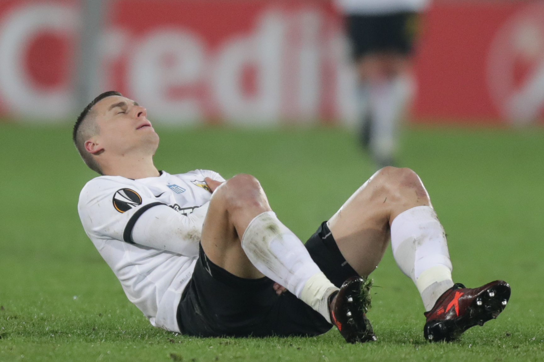 epa06374649 Athen's Ognjen Vranjes reacts on the pitch during the UEFA Europa League group match second leg between FK Austria Vienna and AEK Athens FC in Vienna, Austria, 07 December 2017.  EPA-EFE/LISI NIESNER