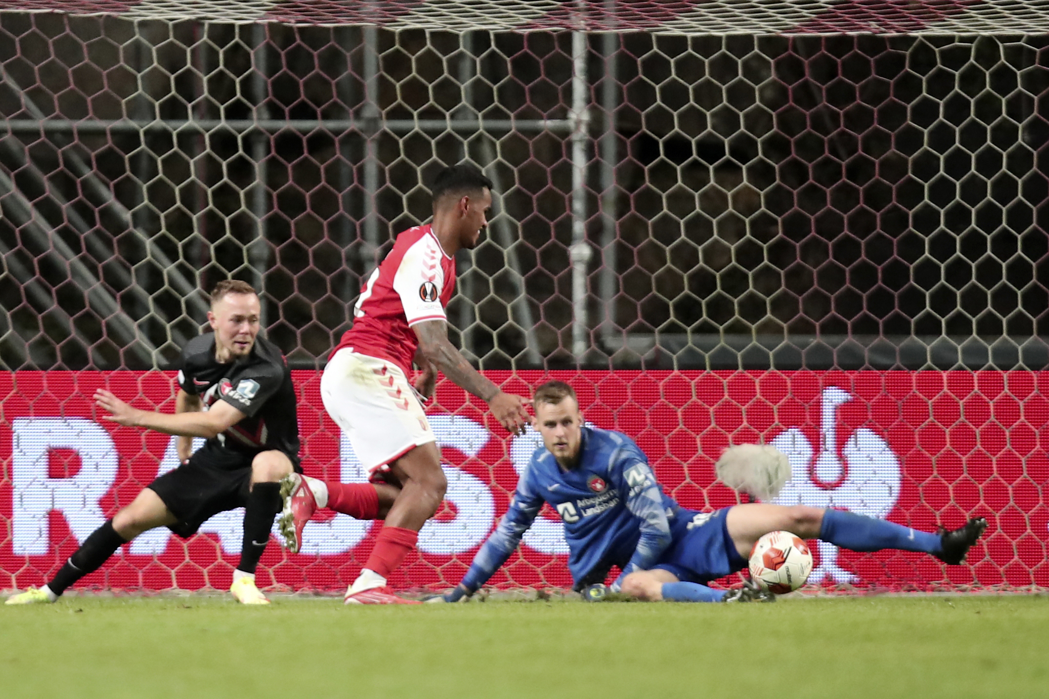 Braga's Galeno, center, scores his side's third goal during the Europa League group F soccer match between SC Braga and Midtjylland at the Municipal stadium in Braga, Portugal, Thursday, Sept. 30, 2021. (AP Photo/Luis Vieira)