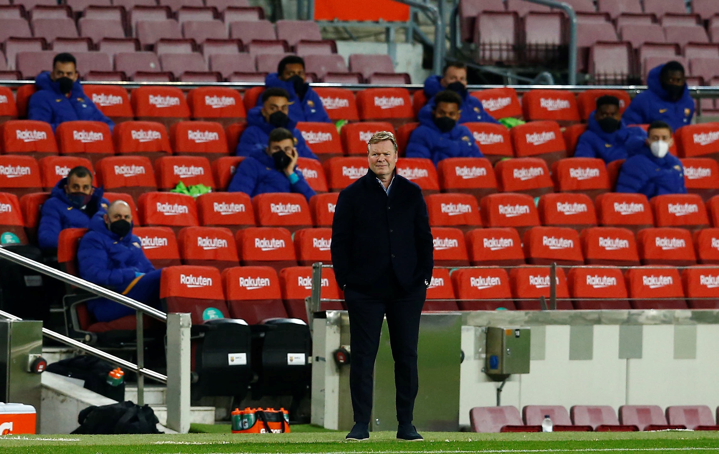 epa09034321 FC Barcelona's head coach Ronald Koeman (C) reacts during the Spanish LaLiga soccer match between FC Barcelona and Elche CF held at Camp Nou stadium, in Barcelona, Spain, 24 February 2021.  EPA-EFE/Enric Fontcuberta