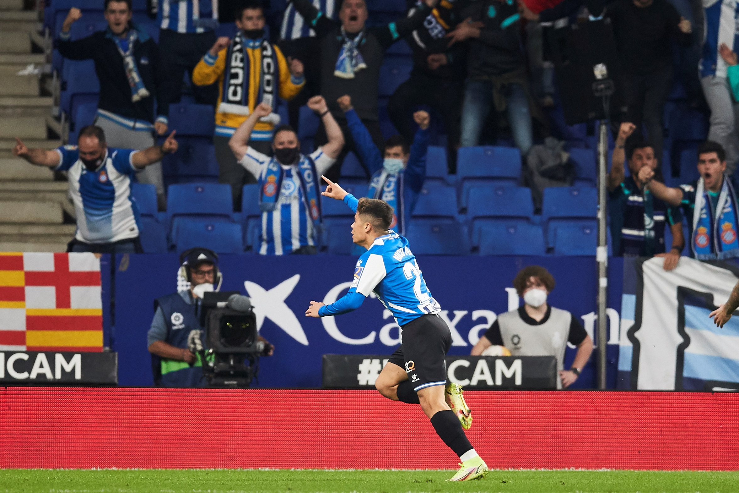 epa09531025 Espanyol's midfielder Nicolas Melamed celebrates after scoring the 2-0 goal during the Spanish LaLiga soccer match between RCD Espanyol and Cadiz CF held at RCDEstadium in Barcelona, Spain, 18 October 2021.  EPA-EFE/Alejandro Garcia