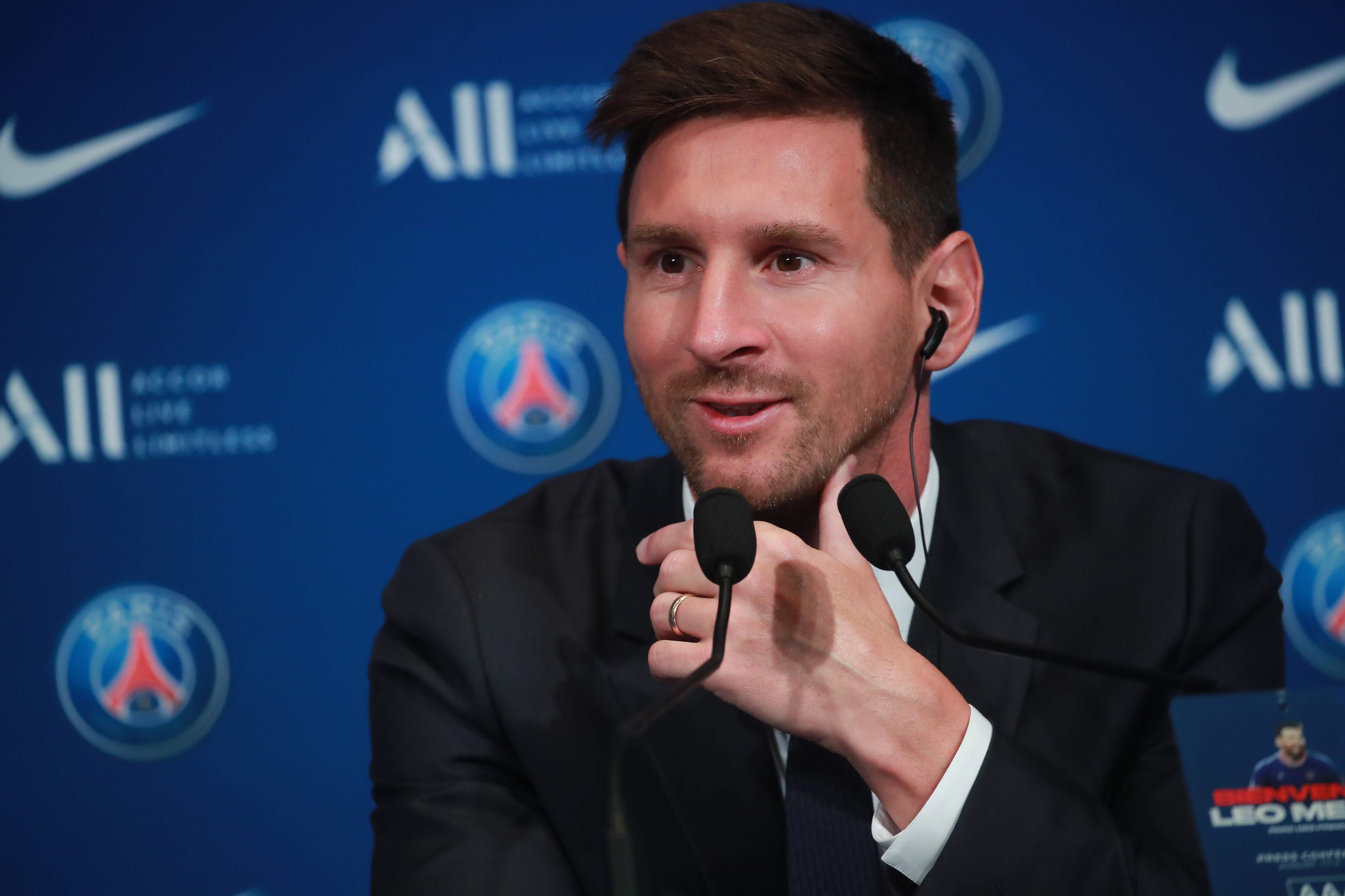 Lionel Messi presser in Paris