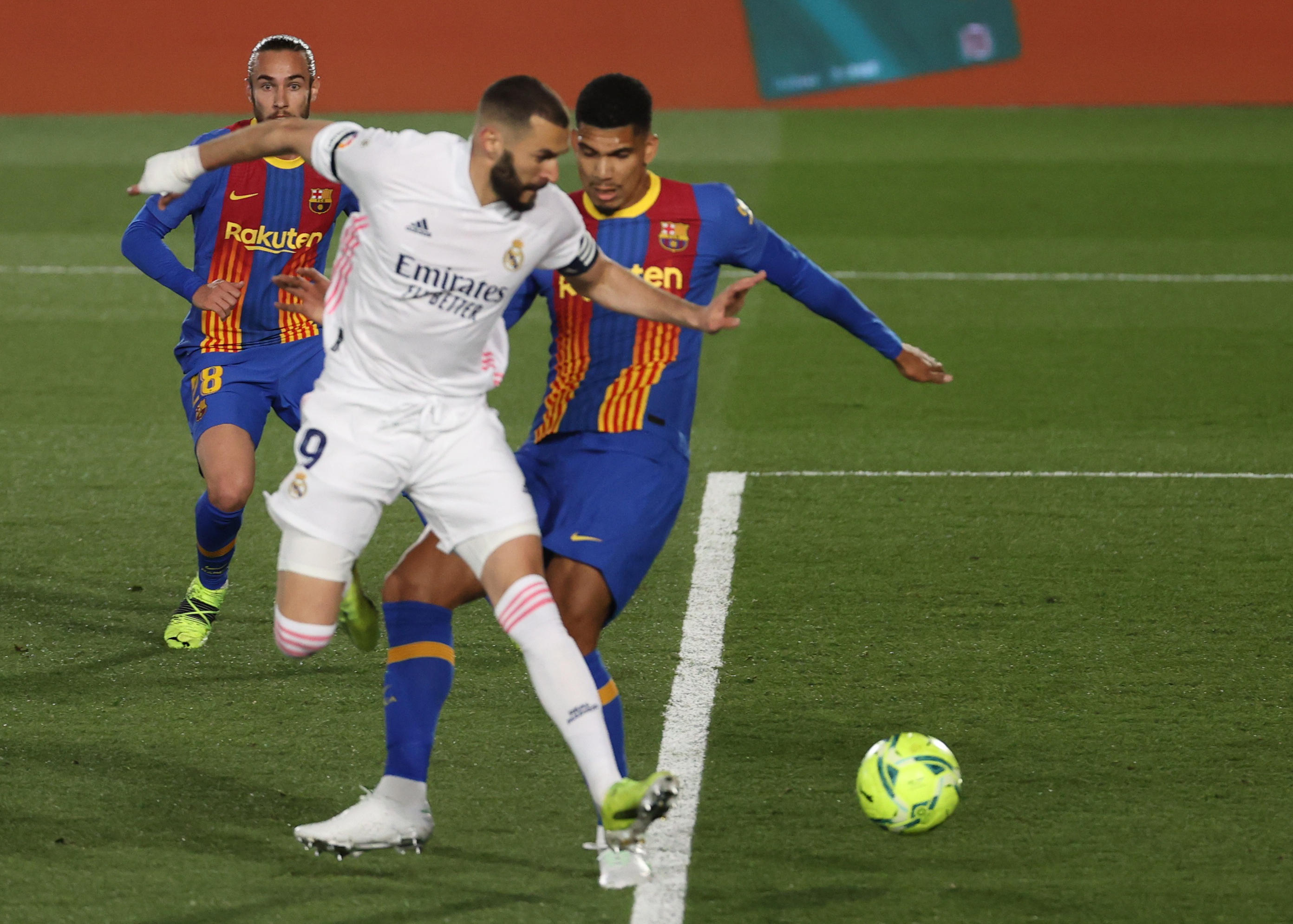 epa09127711 Real Madrid's Karim Benzema (C) scores the 1-0 lead during the Spanish LaLiga soccer match between Real Madrid and FC Barcelona at Alfredo di Stefano stadium in Madrid, Spain, 10 April 2021.  EPA-EFE/JUANJO MARTIN