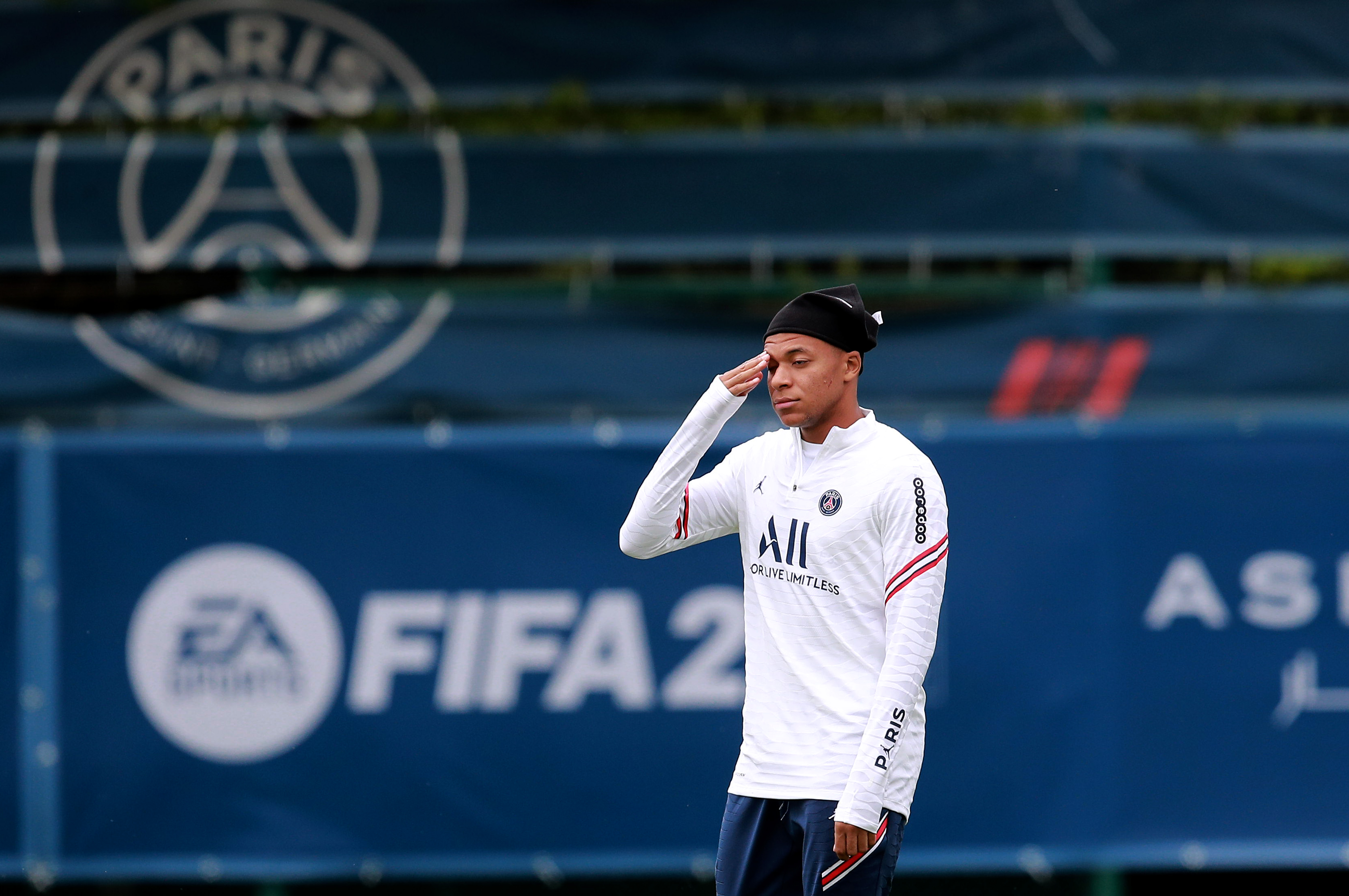 epa09420167 Paris Saint Germain's Kylian Mbappe attends a training session at the Camp des Loges sports complex near Paris, France, 19 August 2021.  EPA-EFE/CHRISTOPHE PETIT TESSON