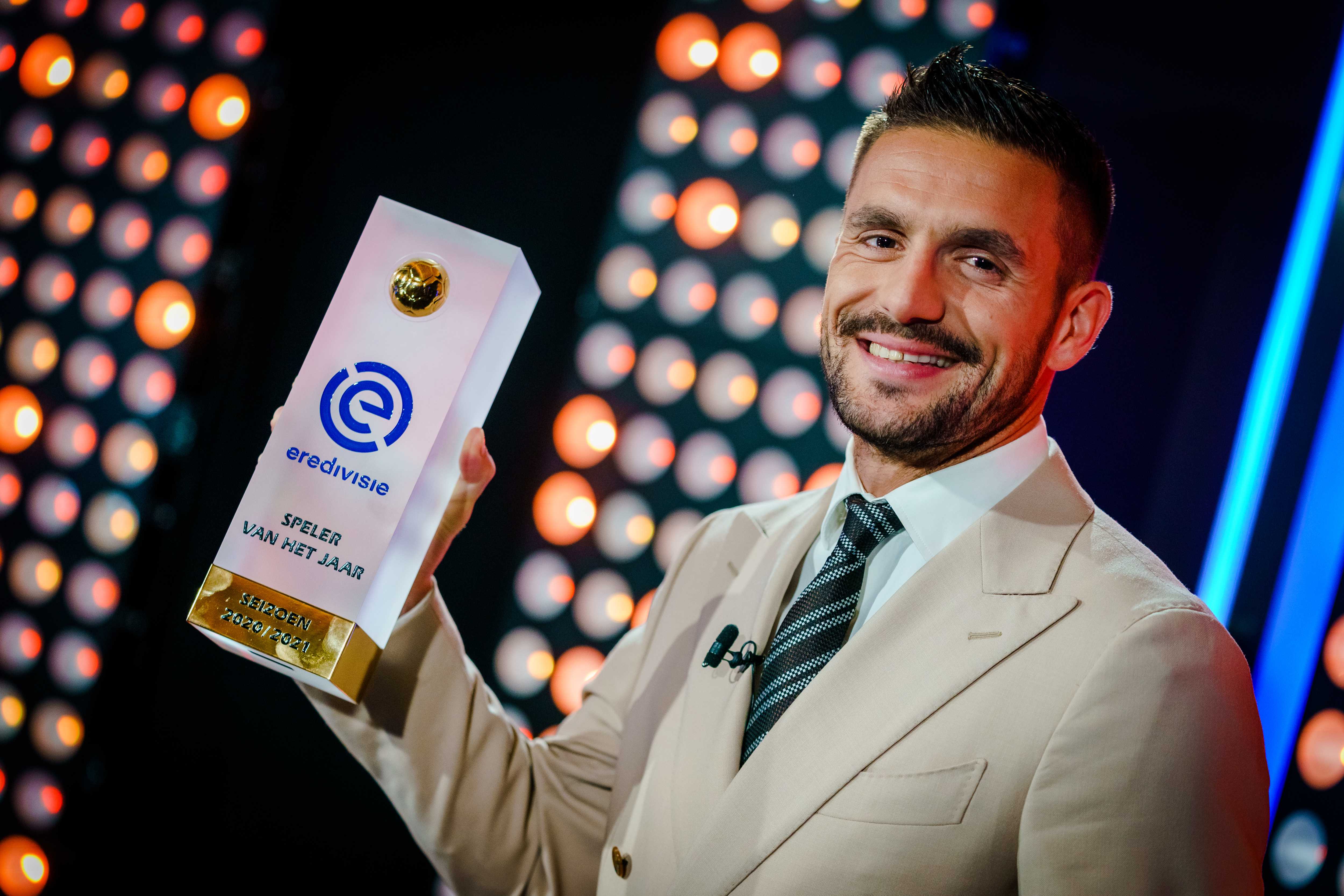 epa09456229 Serbian player Dusan Tadic of Ajax Amsterdam receives the soccer Eredivisie Player of the Year award during the Eredivisie Player of the Year 2020-2021 ceremony in Amsterdam, The Netherlands, 08 September 2021.  EPA-EFE/MARCO DE SWART