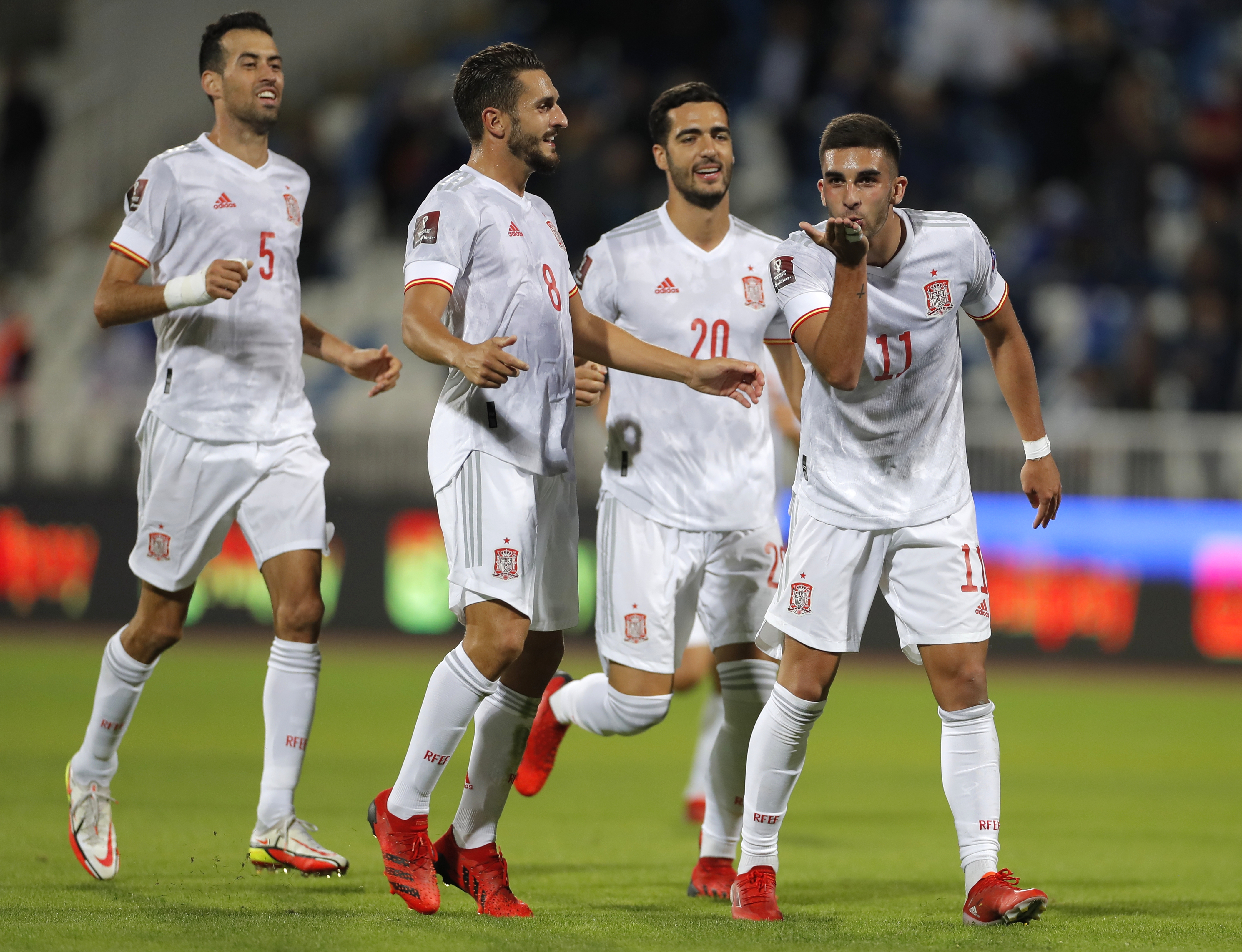 epa09456286 Spain?s Ferran Torres celebrates with teammates after scoring the 0-2 during the FIFA World Cup 2022 qualifying soccer match between Kosovo and Spain in Pristina, Kosovo, 08 September 2021.  EPA-EFE/VALDRIN XHEMAJ