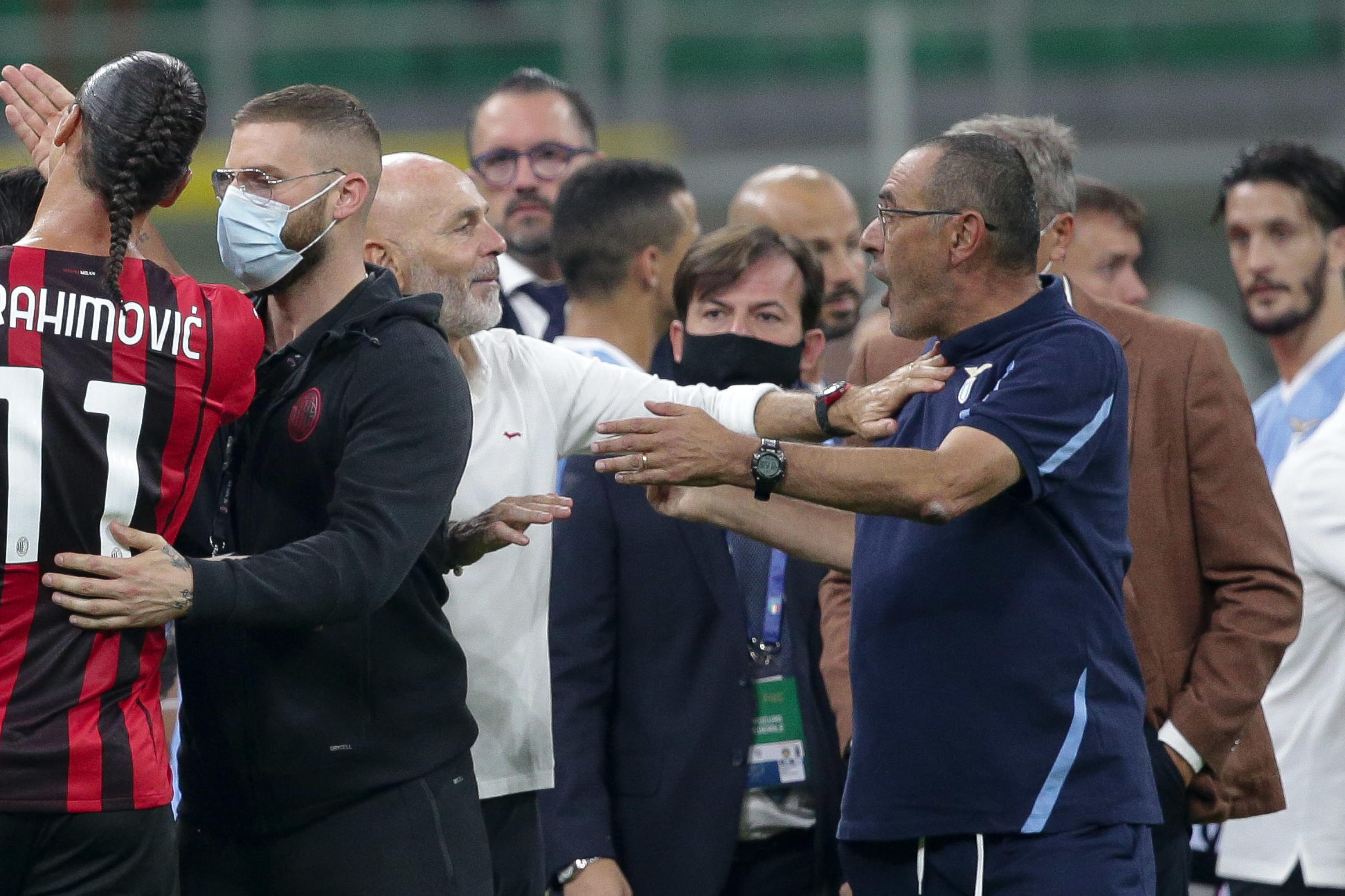 epa09464170 Milan's head coach Stefano Pioli (C-L) and Lazio's coach Maurizio Sarri (R) react after the Italian Serie A soccer match between AC Milan and SS Lazio at the Giuseppe Meazza stadium in Milan, Italy, 12 September 2021.  EPA-EFE/ROBERTO BREGANI