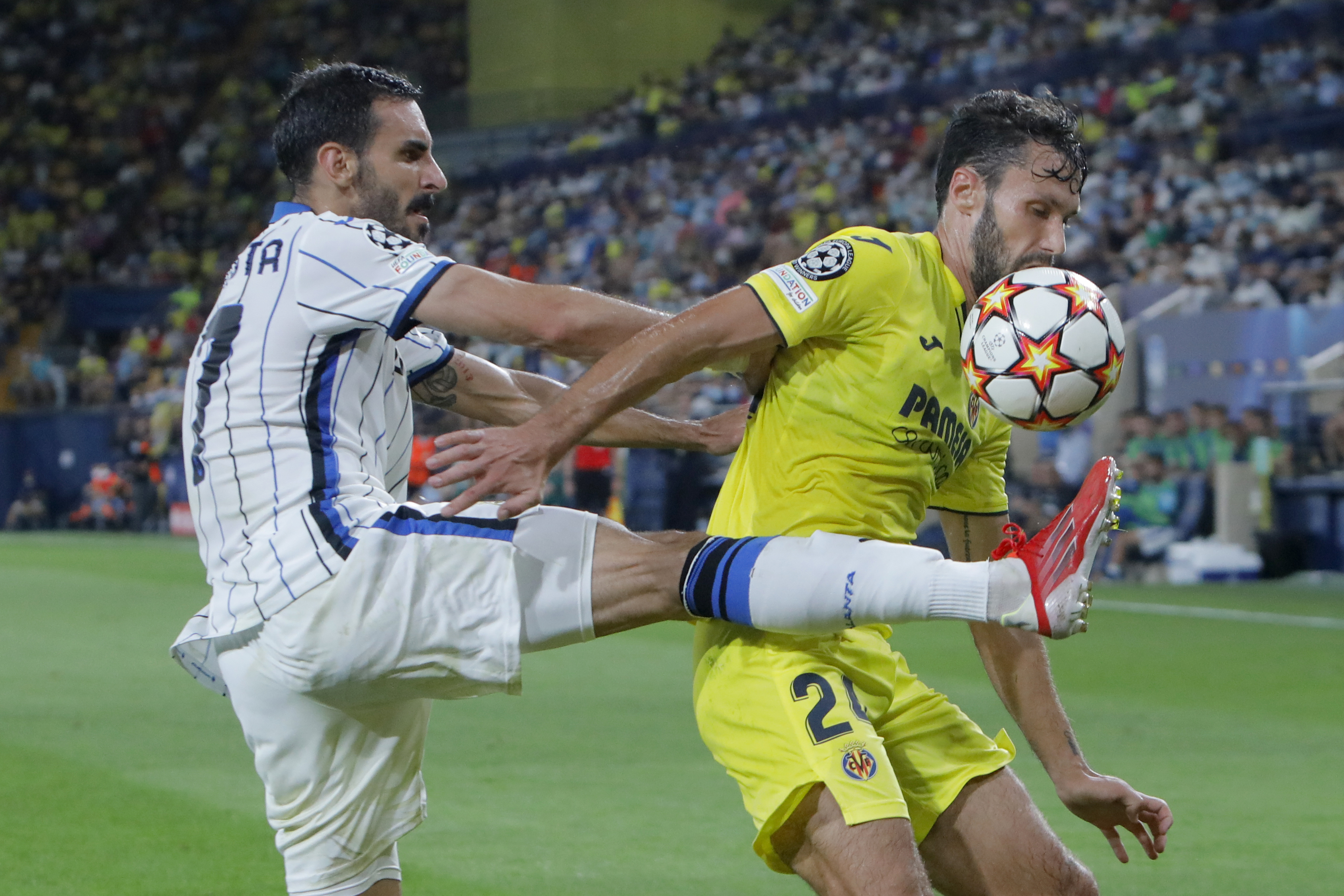 Atalanta's Davide Zappacosta fights for the ball with Villarreal's Alfonso Pedraza, right, during a Champions League, Group F, soccer match between Villarreal and Atalanta in Villarreal, Spain, Tuesday, Sep. 14, 2021. (AP Photo/Alberto Saiz)