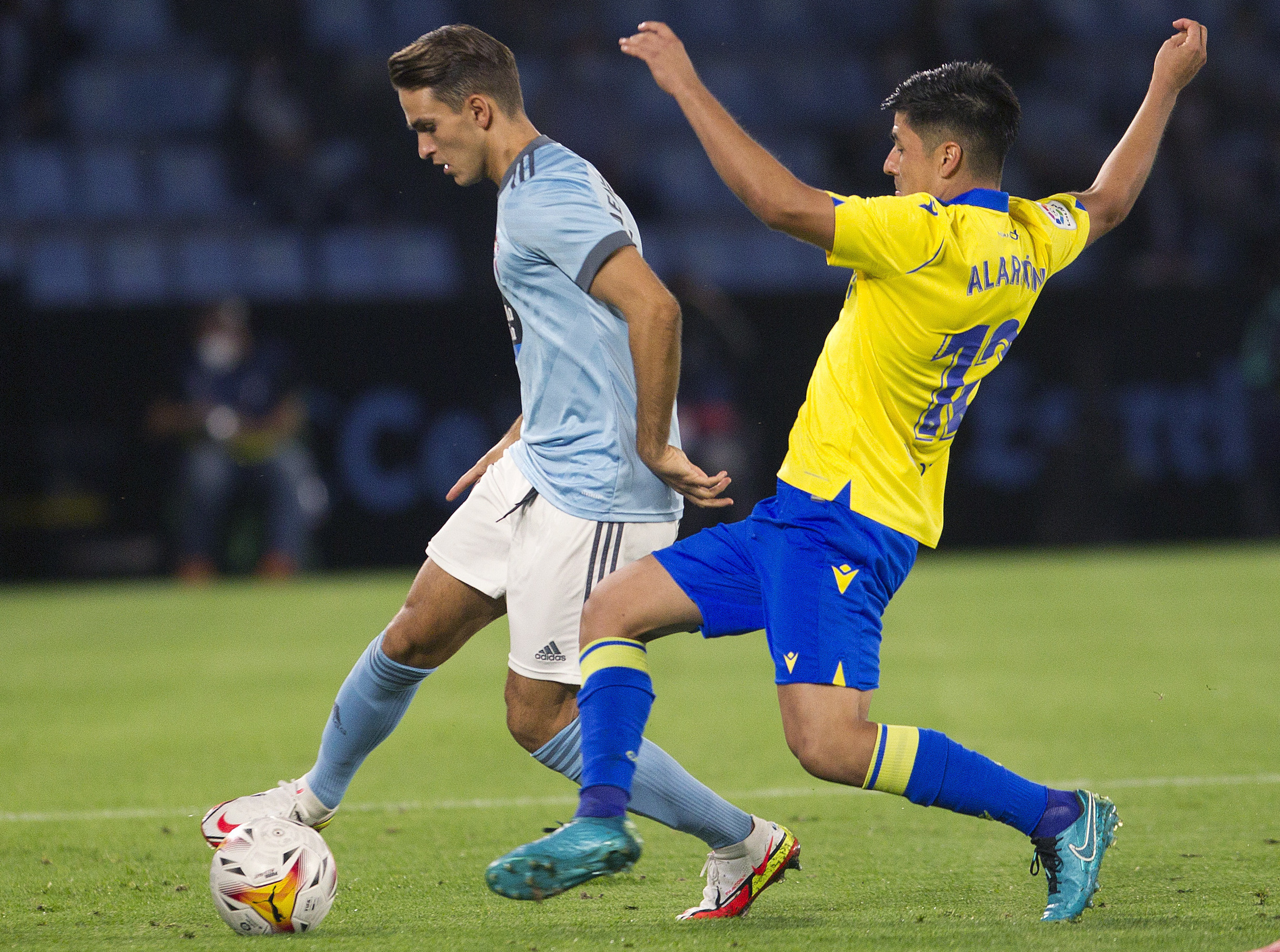 epa09474019 Celta de Vigo's Denis Suarez (L) in action against Cadiz's Tomas Alarcon during the Spanish LaLiga soccer match between Celta de Vigo and Cadiz at Balaidos stadium in Vigo, Galicia, northern Spain, 17 September 2021.  EPA-EFE/Salvador Sas