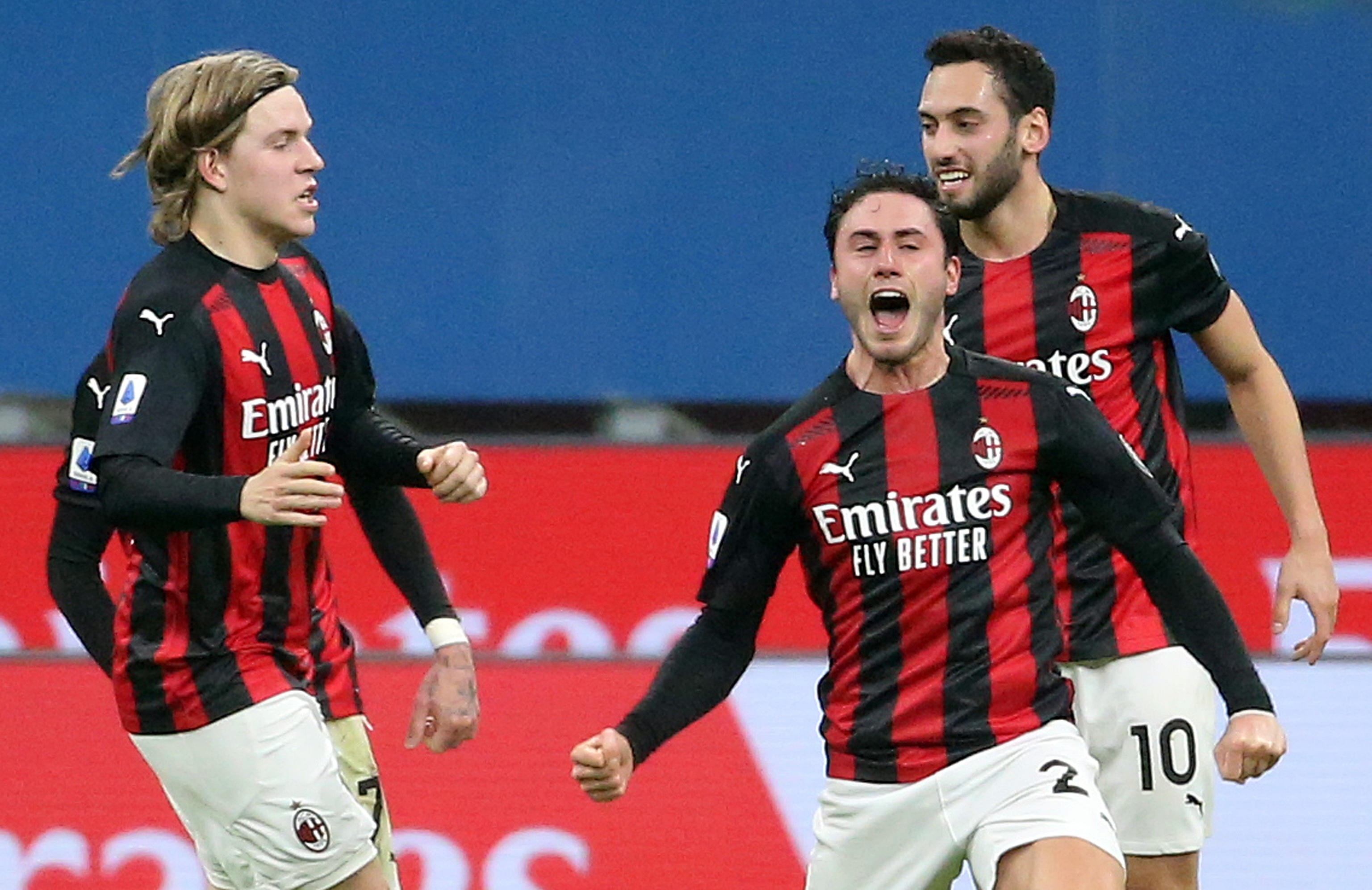 epa08923510 Milan's Davide Calabria (2R) jubilates after scoring the 1-1 goal during the Italian serie A soccer match  between Ac Milan and Juventus FC at Giuseppe Meazza stadium in Milan, Italy, 06 January 2021.  EPA-EFE/MATTEO BAZZI