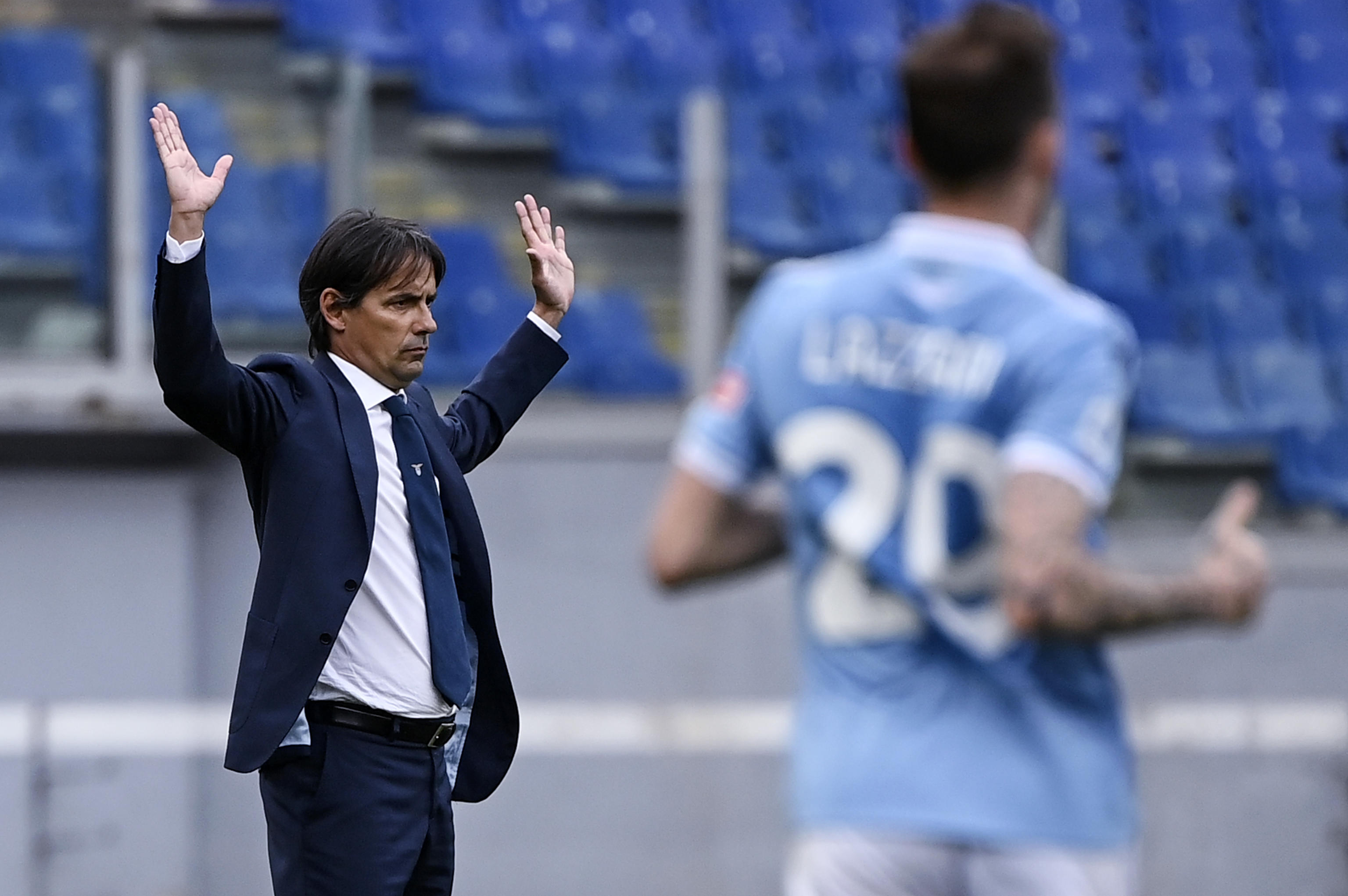 epa09113501 Lazio's head coach Simone Inzaghi (L) reacts during the Italian Serie A soccer match between SS Lazio and Spezia Calcio at the Olimpico stadium in Rome, Italy, 03 April 2021.  EPA-EFE/RICCARDO ANTIMIANI