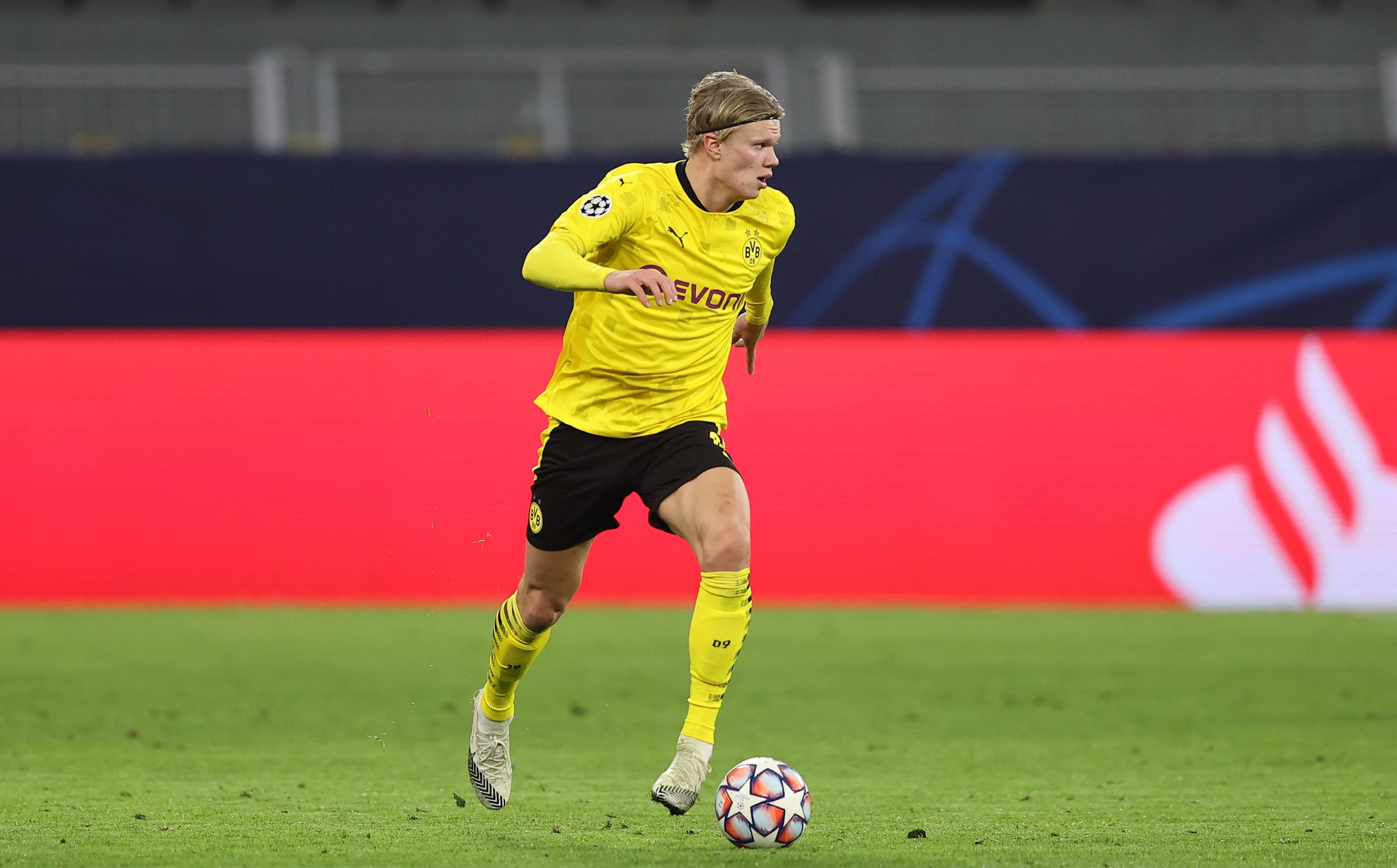 epa08841254 Erling Haaland of Dortmund runs with the ball during the UEFA Champions League Group F stage match between Borussia Dortmund and Club Brugge KV at Signal Iduna Park in Dortmund, Germany, 24 November 2020.  EPA-EFE/LARS BARON / POOL