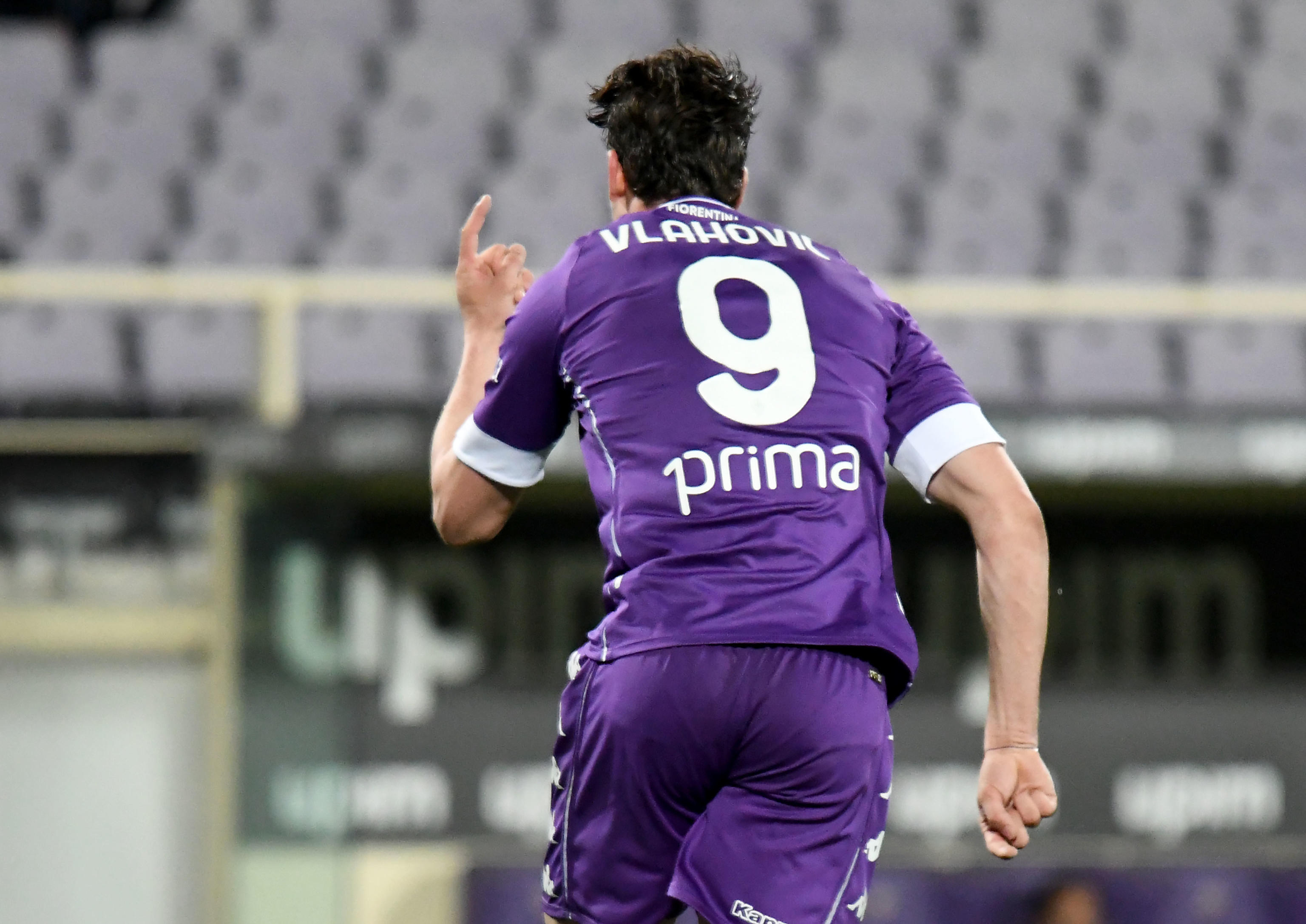 epa09129769 Fiorentina's forward Dusan Vlahovic celebrates after scoring during the Italian Serie A soccer match between ACF Fiorentina and Atalanta BC at the Artemio Franchi stadium in Florence, Italy, 11 April 2021.  EPA-EFE/CLAUDIO GIOVANNINI