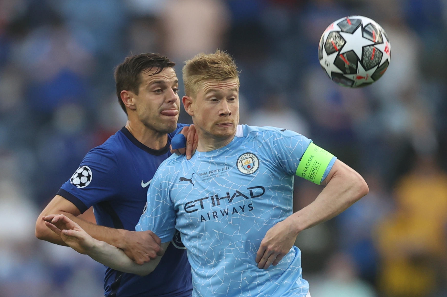epa09235566 Kevin De Bruyne (R) of Manchester City in action against Cesar Azpilicueta of Chelsea during the UEFA Champions League final between Manchester City and Chelsea FC in Porto, Portugal, 29 May 2021.  EPA-EFE/Carl Recine / POOL