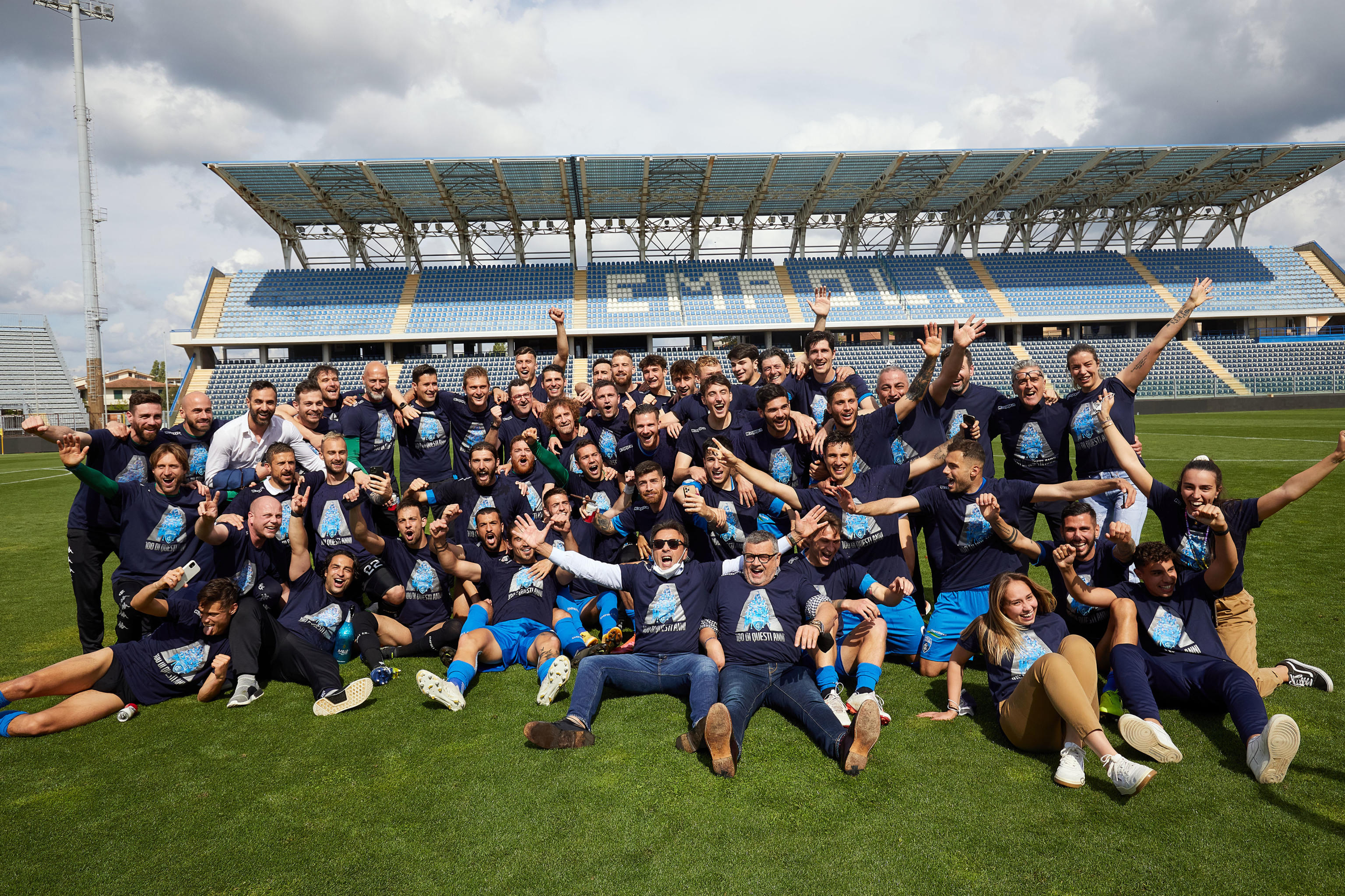 epa09177616 Empoli players and staff celebrate the promotion to Italian Serie A after the Italian Serie B soccer match between Empoli FC and Cosenza Calcio at Carlo Castellani stadium in Empoli, Italy, 04 May 2021.  EPA-EFE/CLAUDIO GIOVANNINI