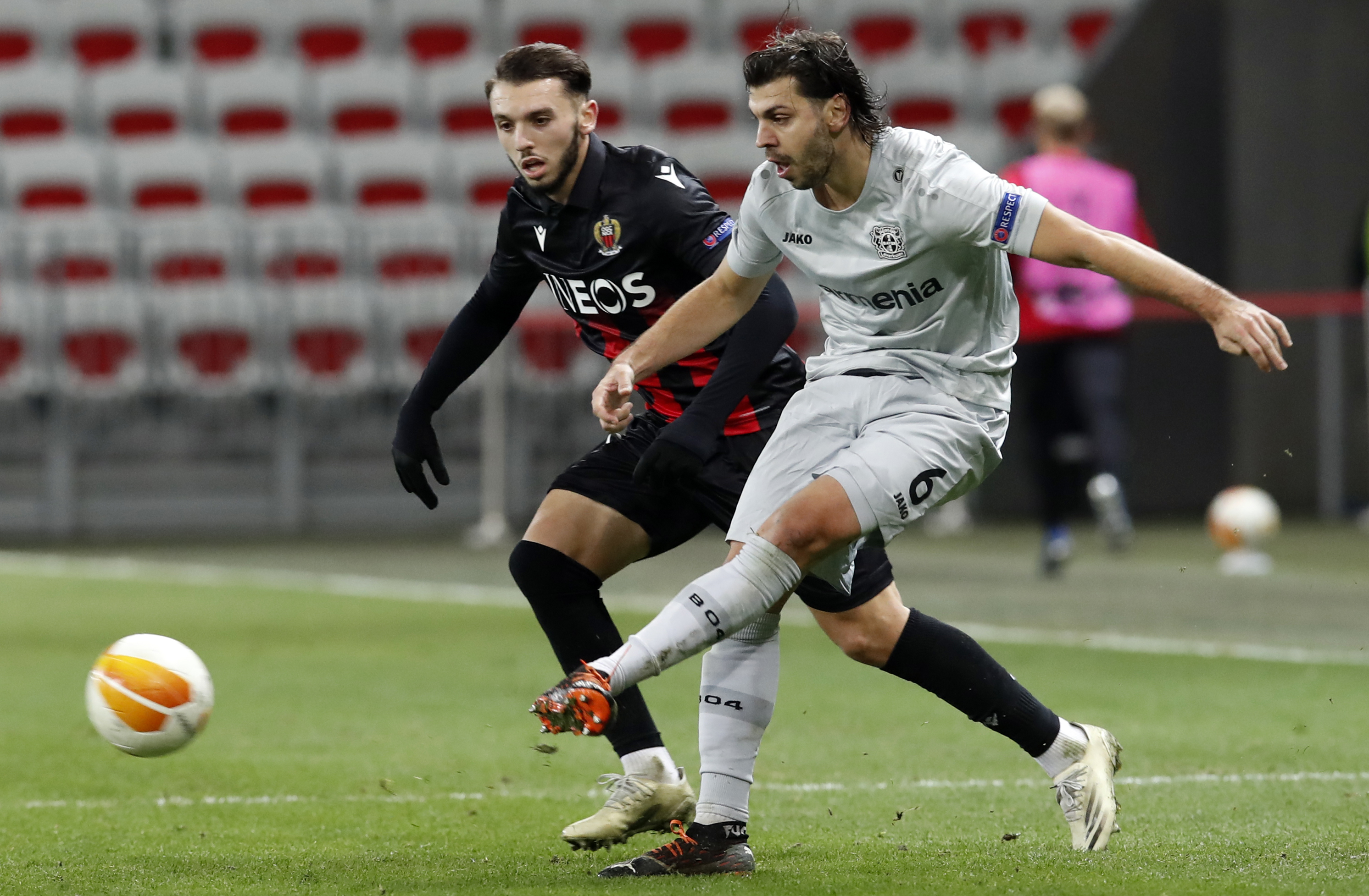 epa08860772 Amine Gouiri (L) of Nice and Aleksandar Dragovic (R) of Leverkusen in action during the UEFA Europa League group C soccer match between OGC Nice and Bayer 04 Leverkusen in Nice, France, 03 December 2020.  EPA-EFE/Sebastien Nogier