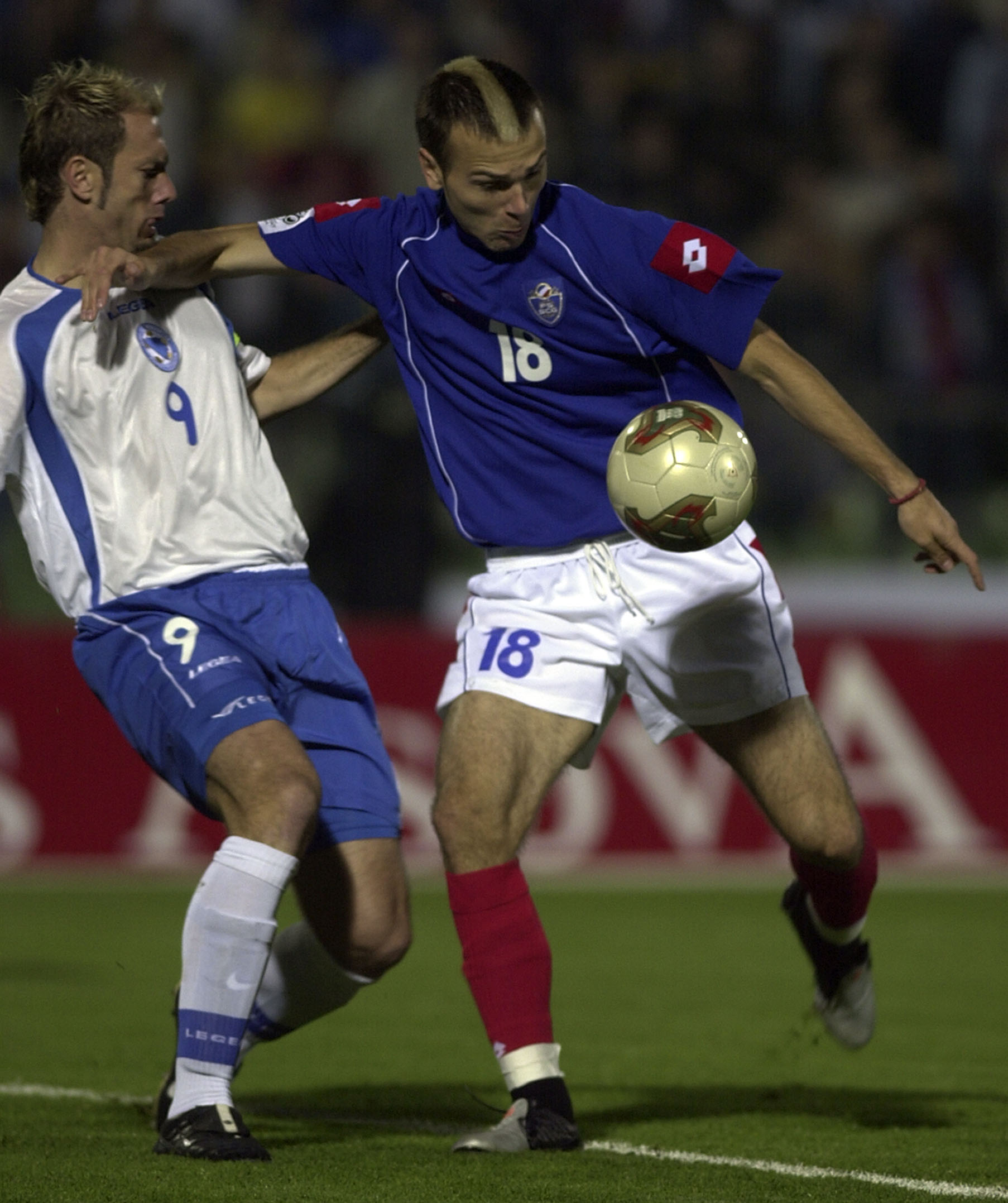 SPORT FUDBAL KVALIFIKACIJE BOSNA I HERCEGOVINA SRBIJA I CRNA GORA BIH SCG Barbarez Sergej (levo) i Danijel Ljuboja Sarajevo, Kosevo, 9.10.2004. foto: Pedja Milosavljevic