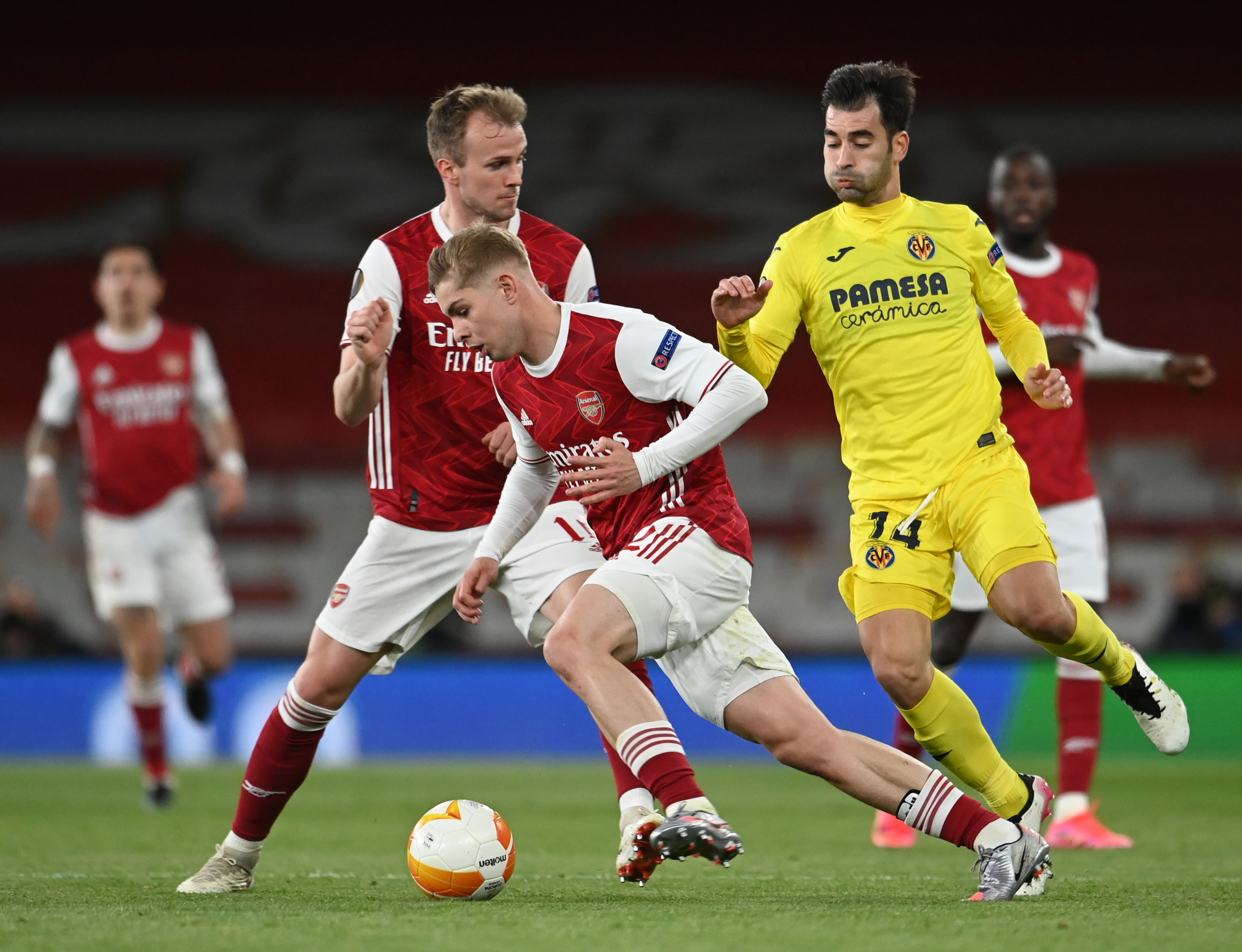 epa09181952 Arsenal's Emile Smith Rowe (L) in action against Villarreal's Manu Trigueros (R) during the UEFA Europa League semi final, second leg soccer match between Arsenal FC and Villarreal CF in London, Britain, 06 May 2021.  EPA-EFE/ANDY RAIN