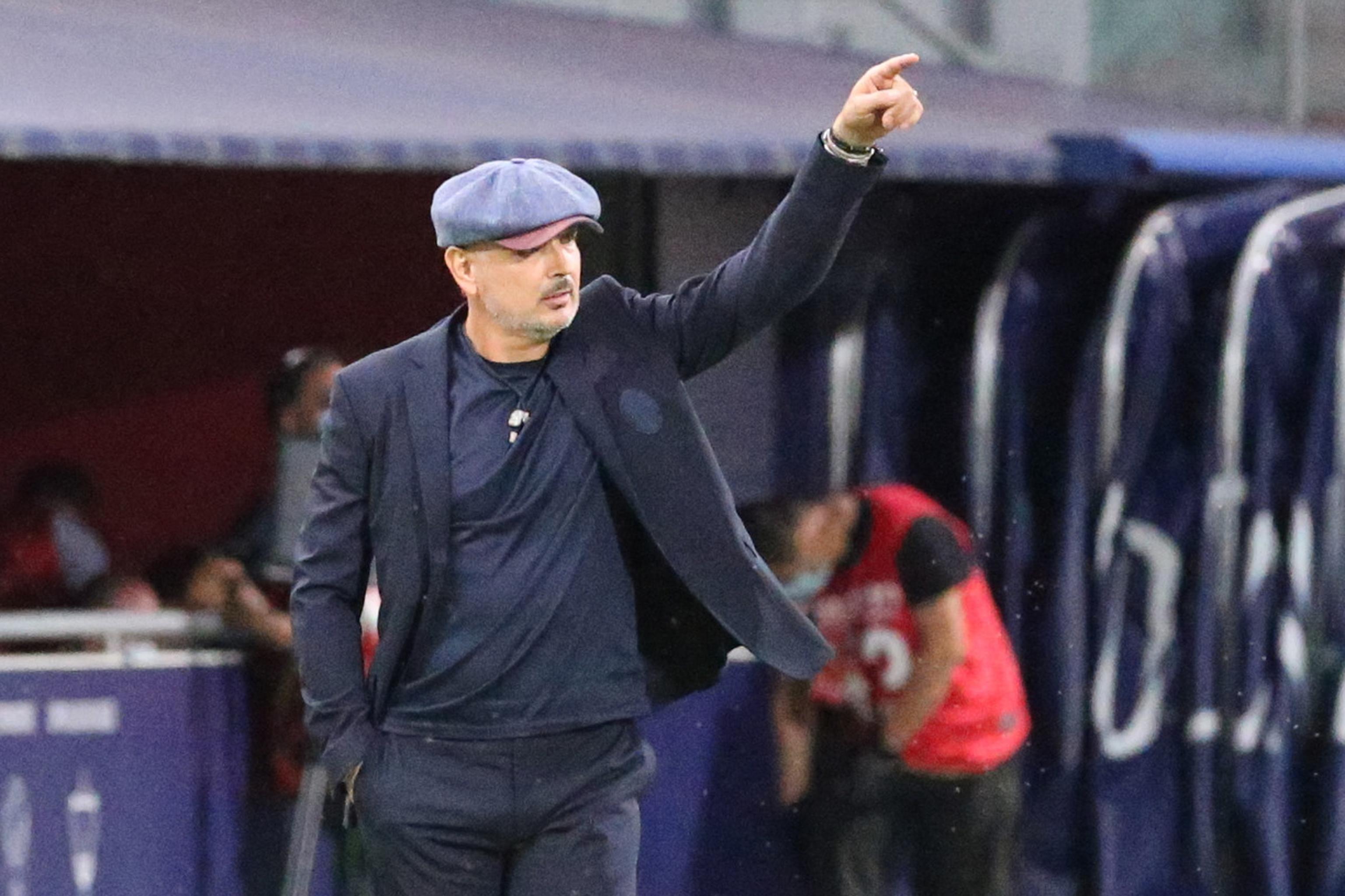 epa08502764 Bologna's coach Sinisa Mihajlovic gestures during the Italian Serie A soccer match Bologna FC vs Juventus at the Renato Dall'Ara stadium in Bologna, Italy, 22 June 2020.  EPA-EFE/GIORGIO BENVENUTI
