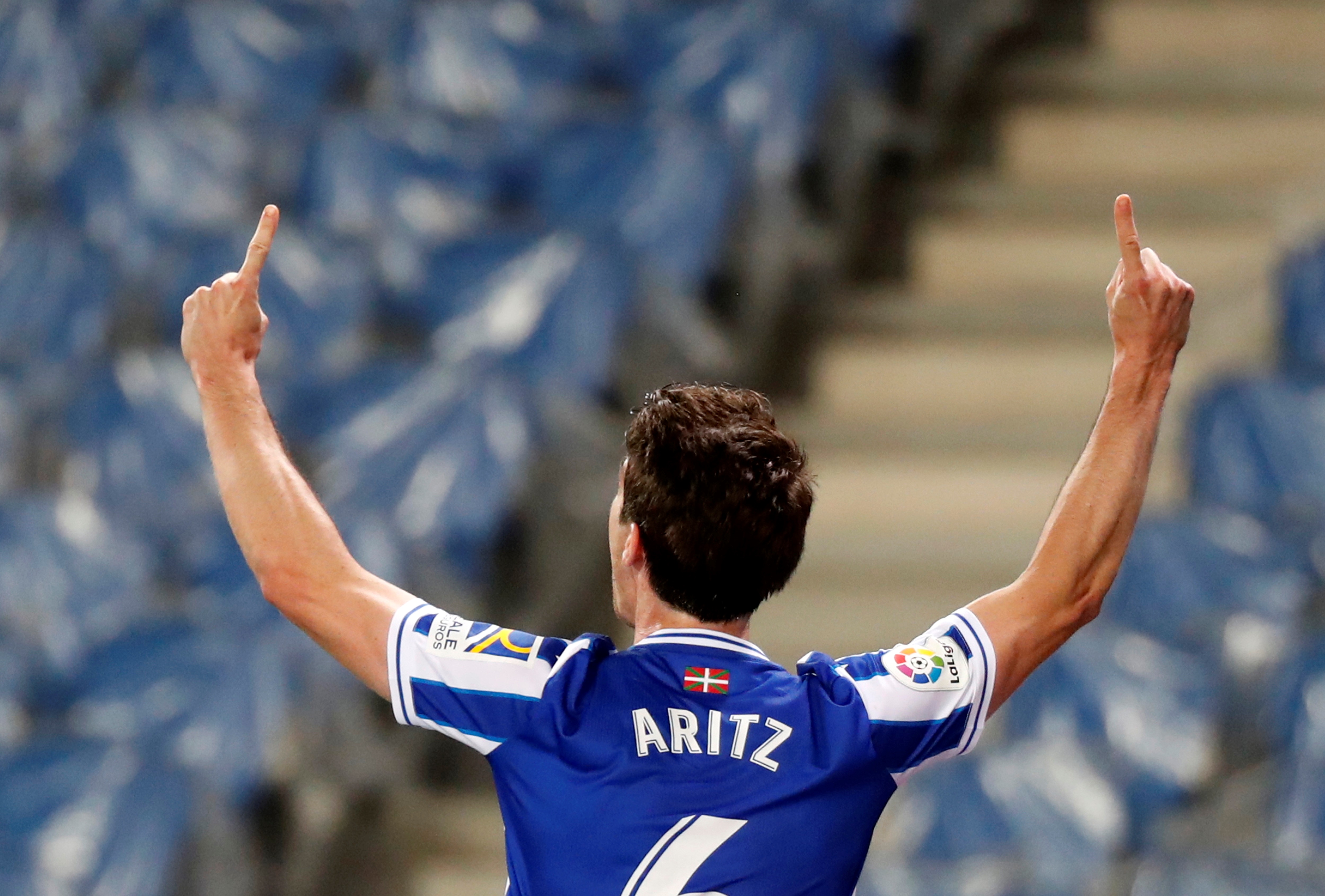 epa09184276 Real Sociedad's defender Aritz Elustondo celebrates the 1-0 lead during the Spanish LaLiga soccer match between Real Sociedad and Elche CF held at Reale Arena in San Sebastian, northern Spain, 07 May 2021.  EPA-EFE/Juan Herrero