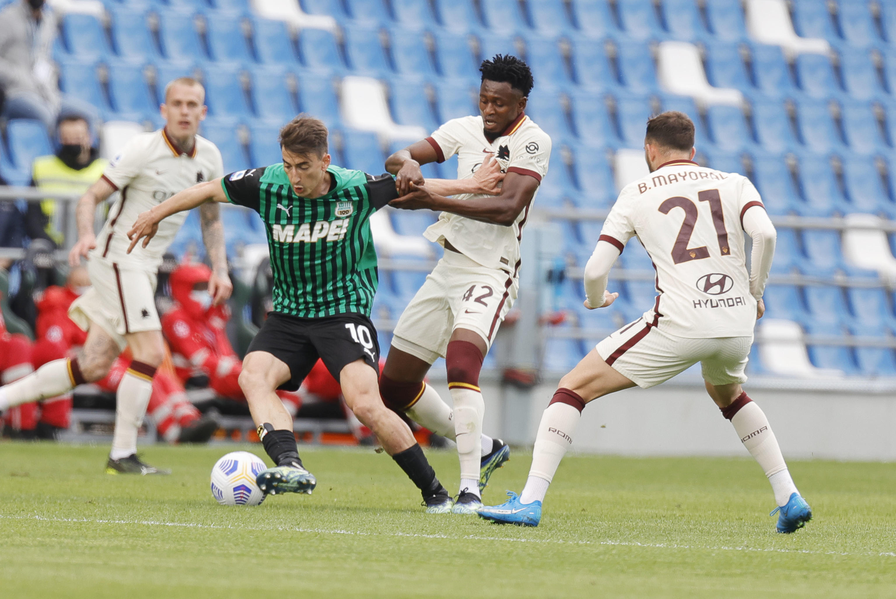 epa09113276 Sassuolo's Filip Djuricic (L) and Roma's Amadou Diawara (R) in action during the Italian Serie A soccer match US Sassuolo vs AS Roma at Mapei Stadium in Reggio Emilia, Italy, 03 April 2021.  EPA-EFE/SERENA CAMPANINI