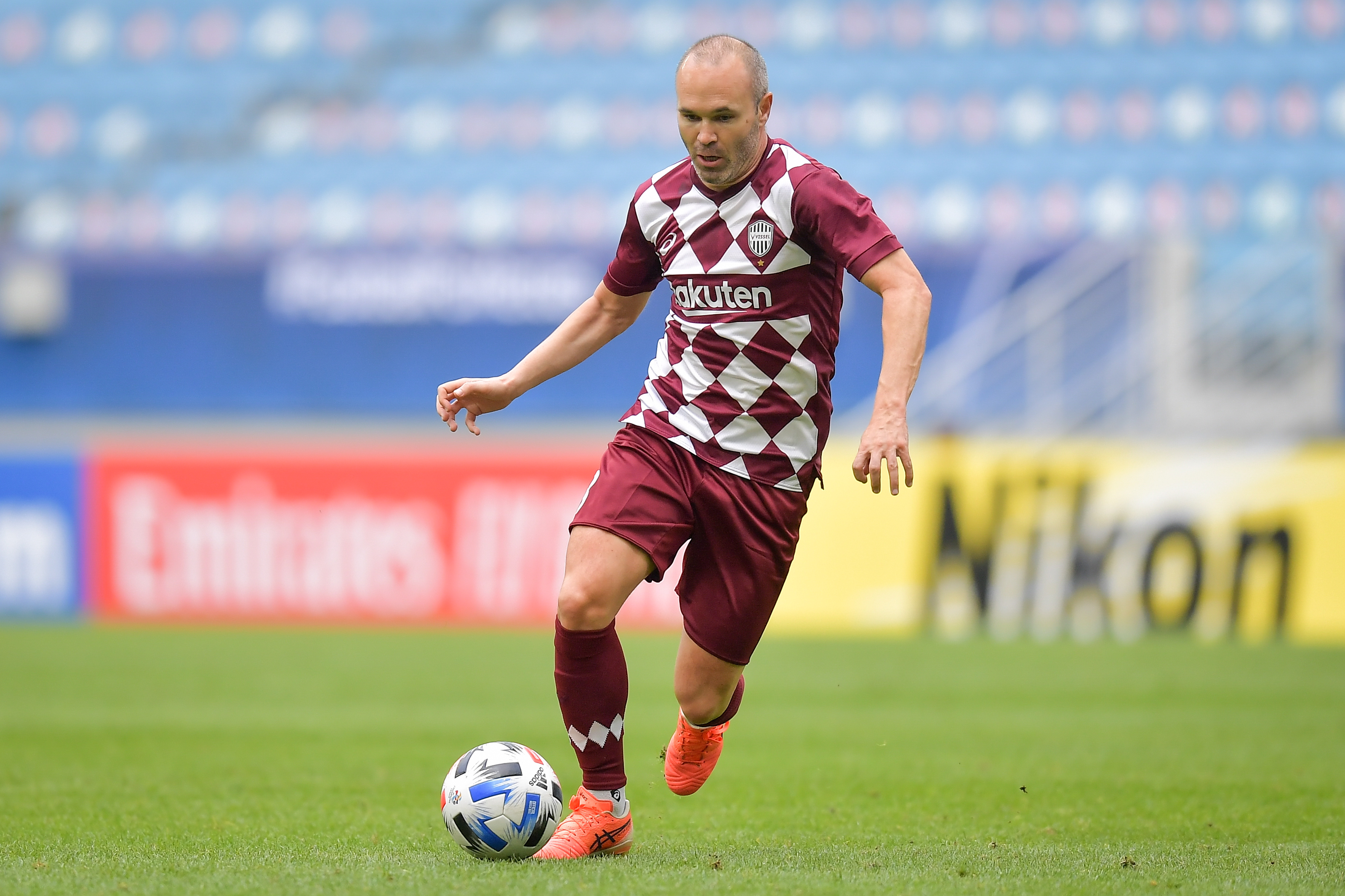 epa08847992 Andres Iniesta of Kobe in action during the AFC Champions League group G match between Vissel Kobe and Guangzhou Evergrande at Al-Janoub Stadium in Al-Wakrah, Qatar, 28 November 2020.  EPA-EFE/NOUSHAD THEKKAYIL
