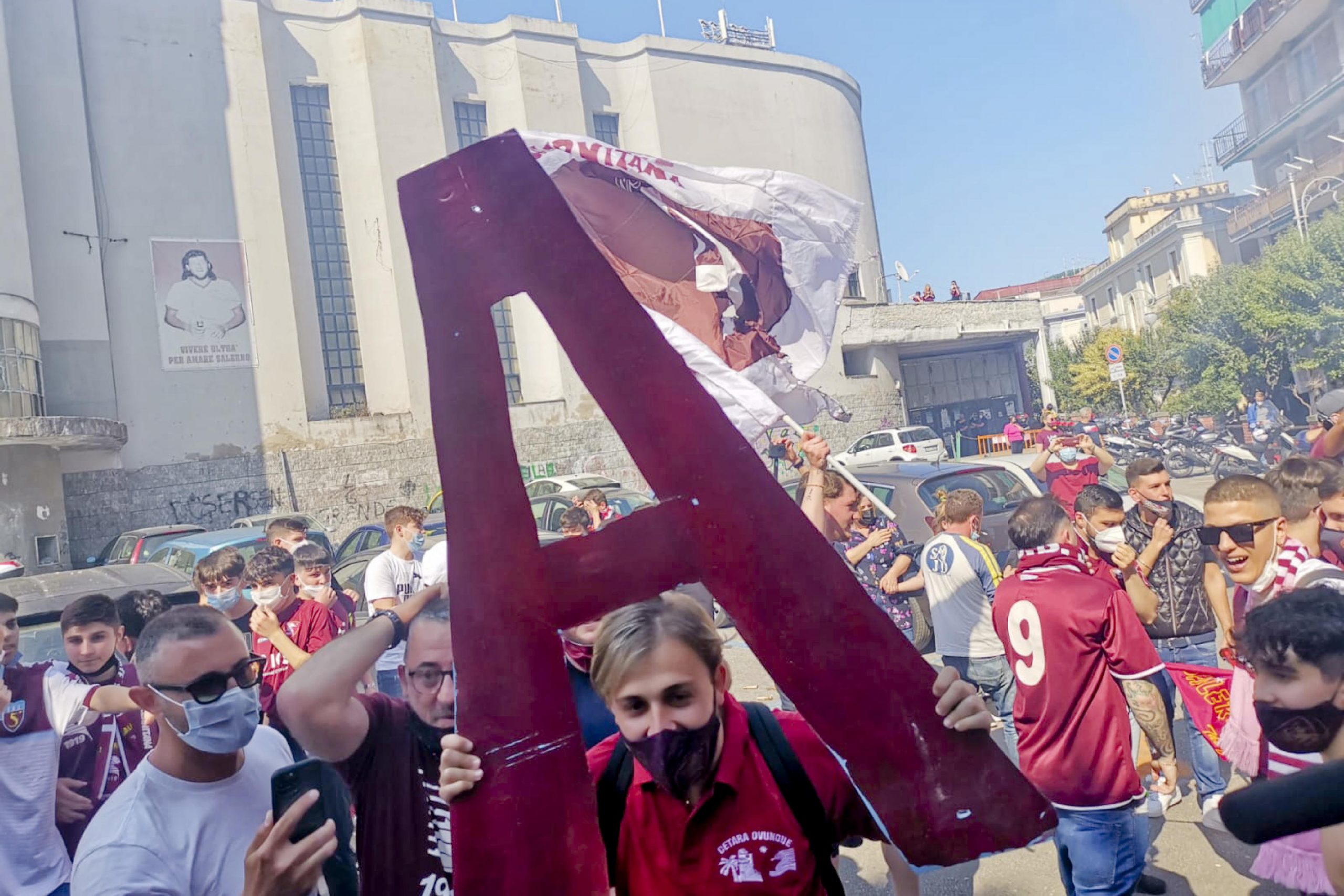 epa09189582 Supporters of Salernitana celebrate the 3-0 win against Pescara and the promotion of their team to the Italian Serie A in the streets of Salerno, Italy, 10 May 2021.  EPA-EFE/MASSIMO PICA