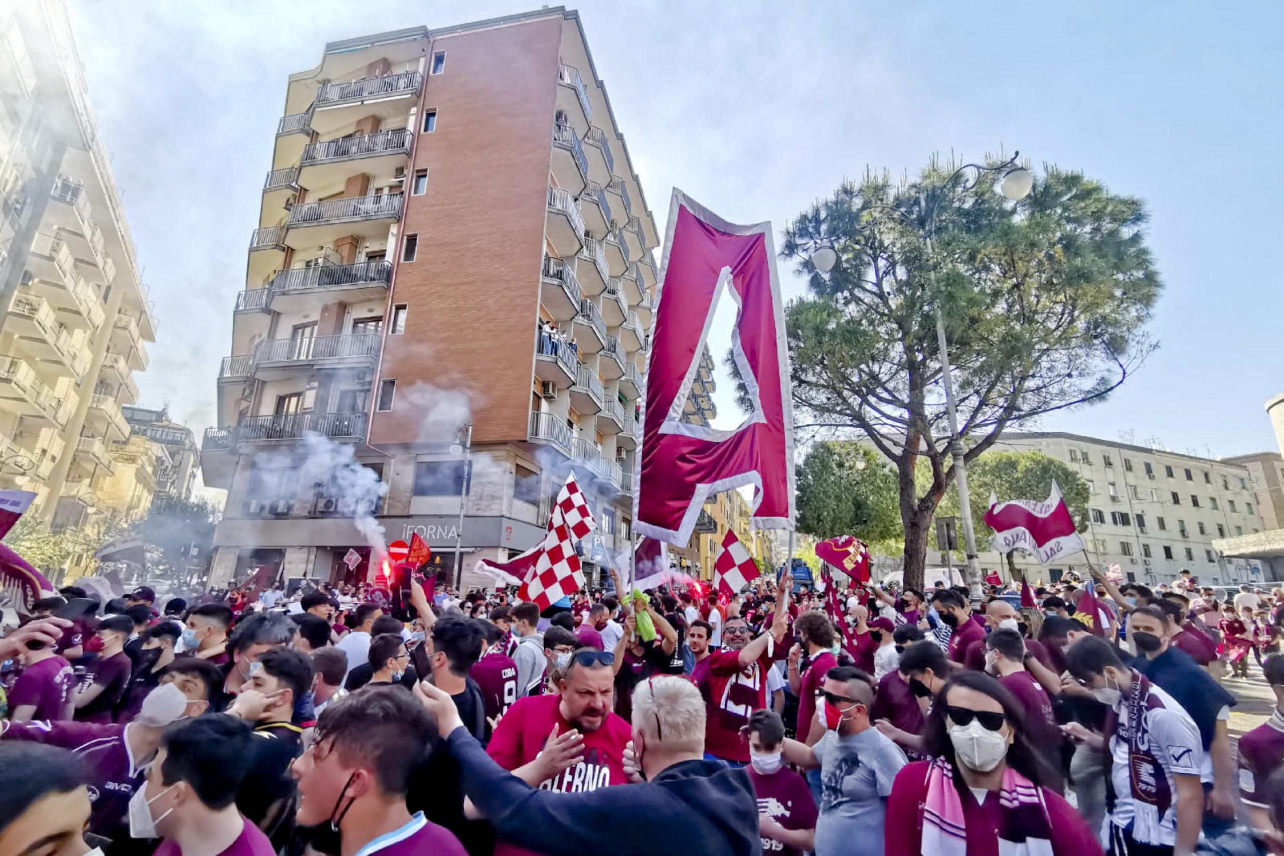 epa09189584 Supporters of Salernitana celebrate the 3-0 win against Pescara and the promotion of their team to the Italian Serie A in the streets of Salerno, Italy, 10 May 2021.  EPA-EFE/MASSIMO PICA