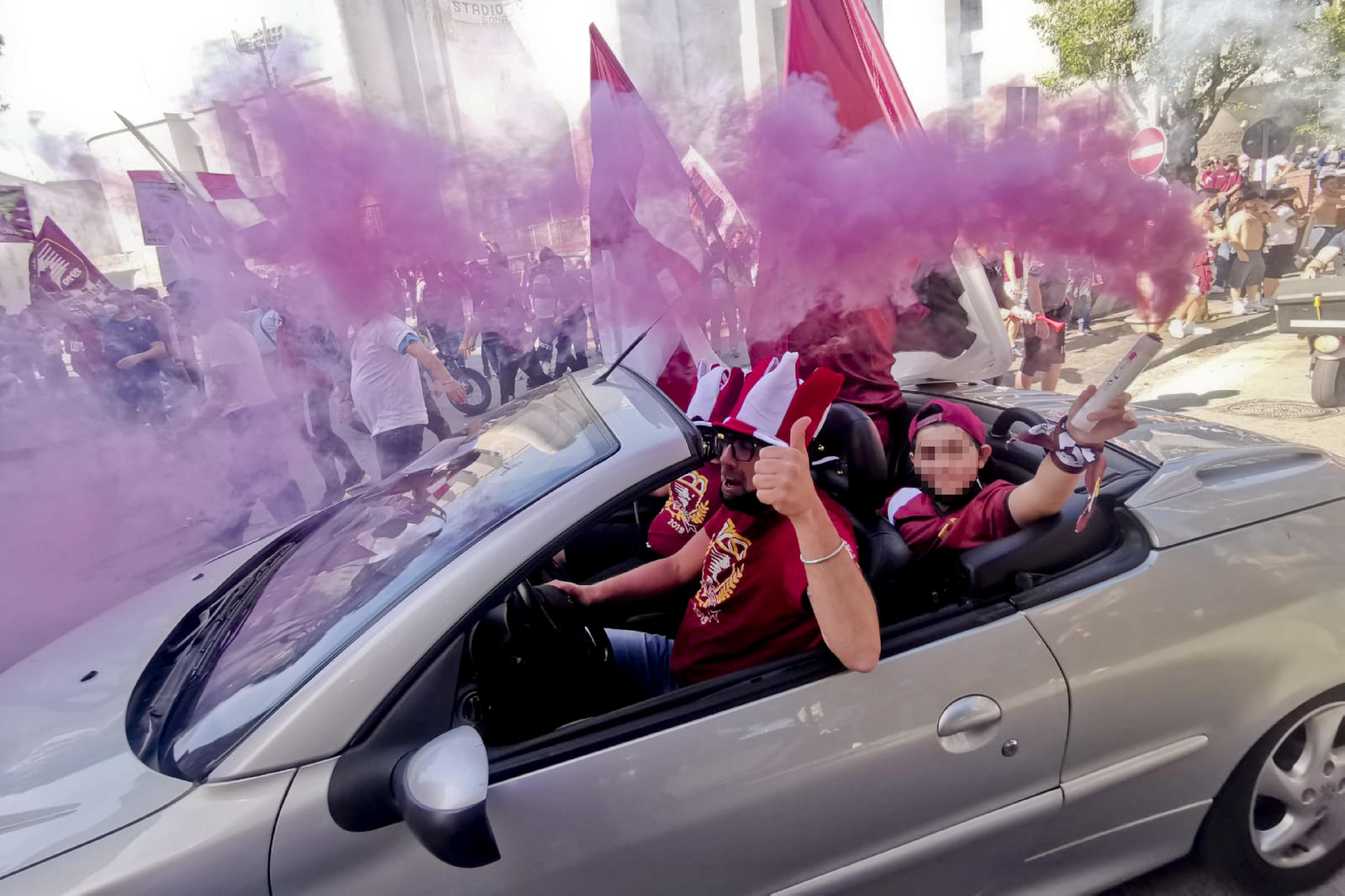 epa09189583 Supporters of Salernitana celebrate the 3-0 win against Pescara and the promotion of their team to the Italian Serie A in the streets of Salerno, Italy, 10 May 2021.  EPA-EFE/MASSIMO PICA