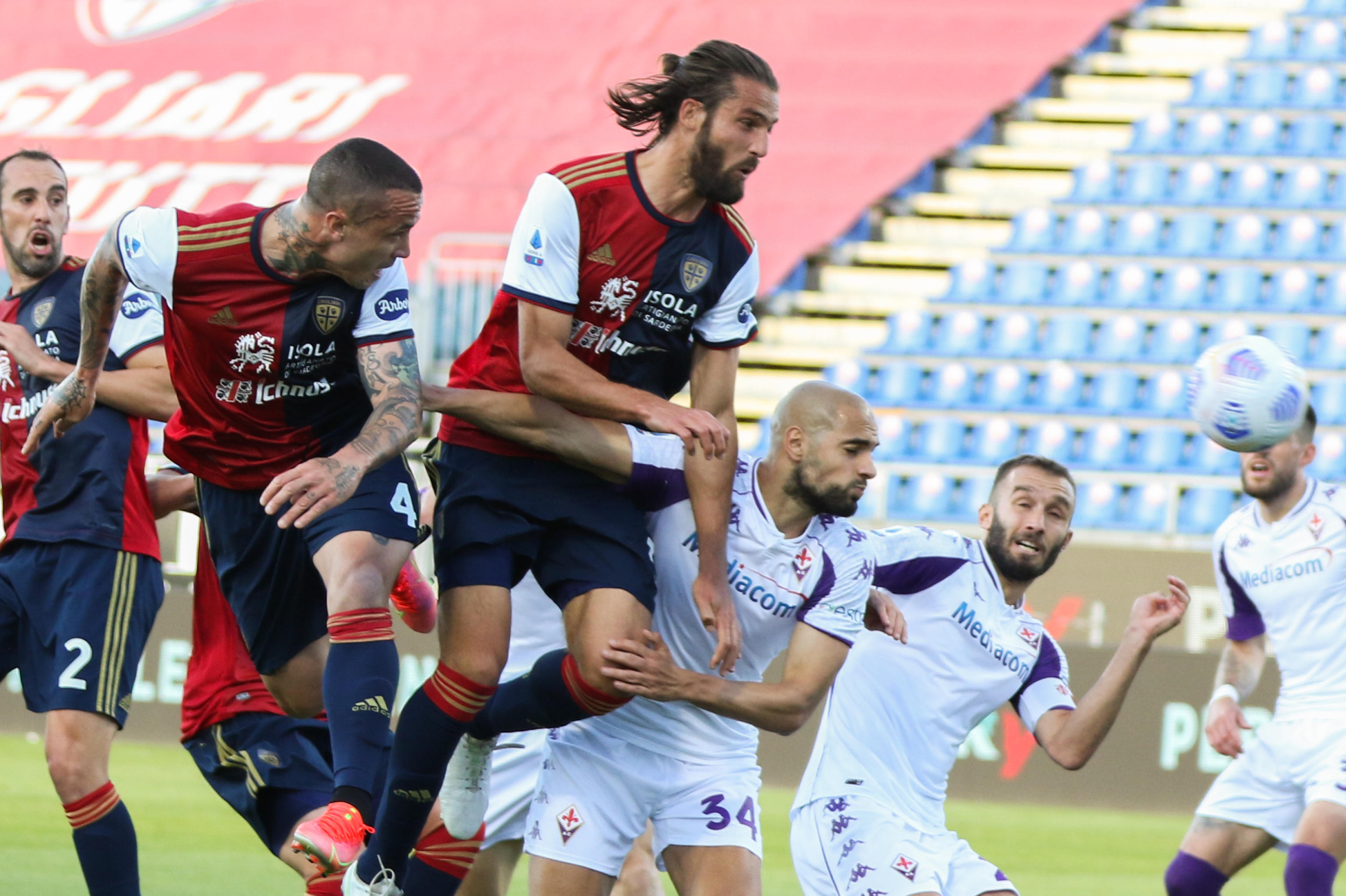 epa09194535 Cagliari's Radja Nainggolan (L) in action during the Italian Serie A soccer match Cagliari Calcio vs ACF Fiorentina at Sardegna Arena stadium in Cagliari, Sardinia island, Italy, 12 May 2021.  EPA-EFE/Fabio Murru