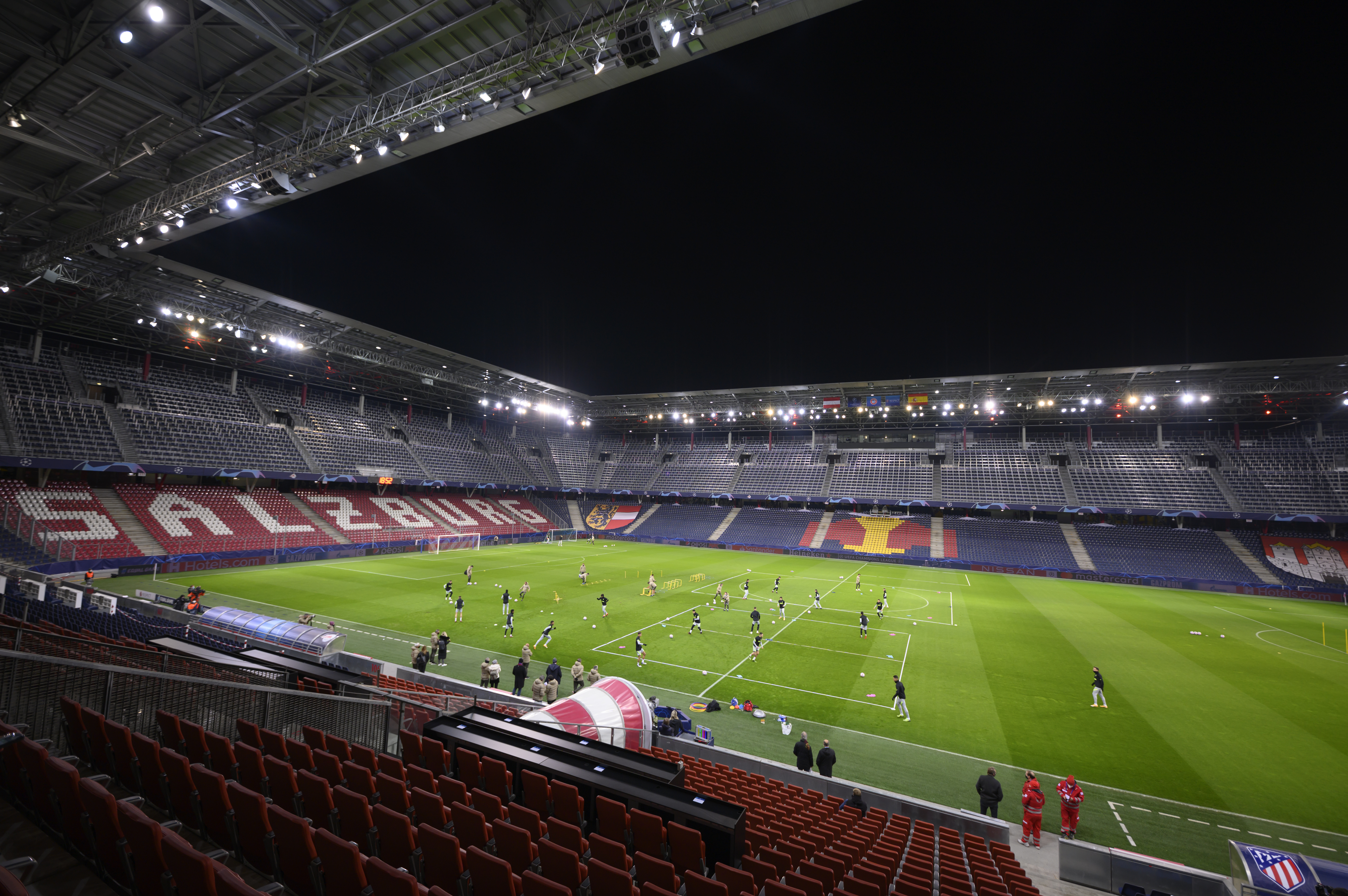 epa08871005 Atletico Madrid's players during a  training session in Salzburg, Austria, 08 December 2020. Atletico Madrid will face FC Red Bull Salzburg in the last group stage match of the UEFA Champions League on 08 December.  EPA-EFE/CHRISTIAN BRUNA