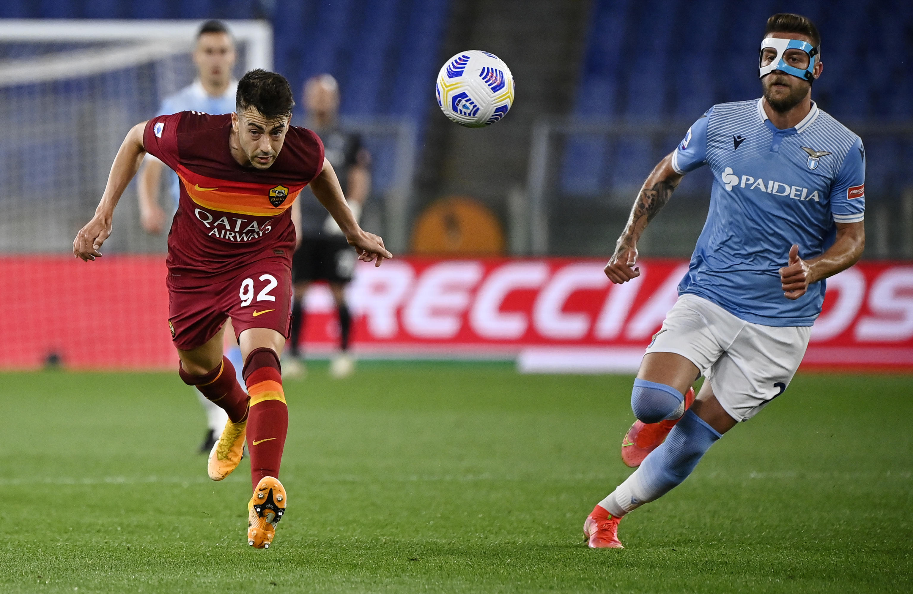 epa09203004 Roma's Stephan El Shaarawy (L) in action against Lazio's Sergej Milinkovic-Savic (R) during the Italian Serie A soccer match between AS Roma and SS Lazio at the Olimpico stadium in Rome, Italy, 15 May 2021.  EPA-EFE/Riccardo Antimiani