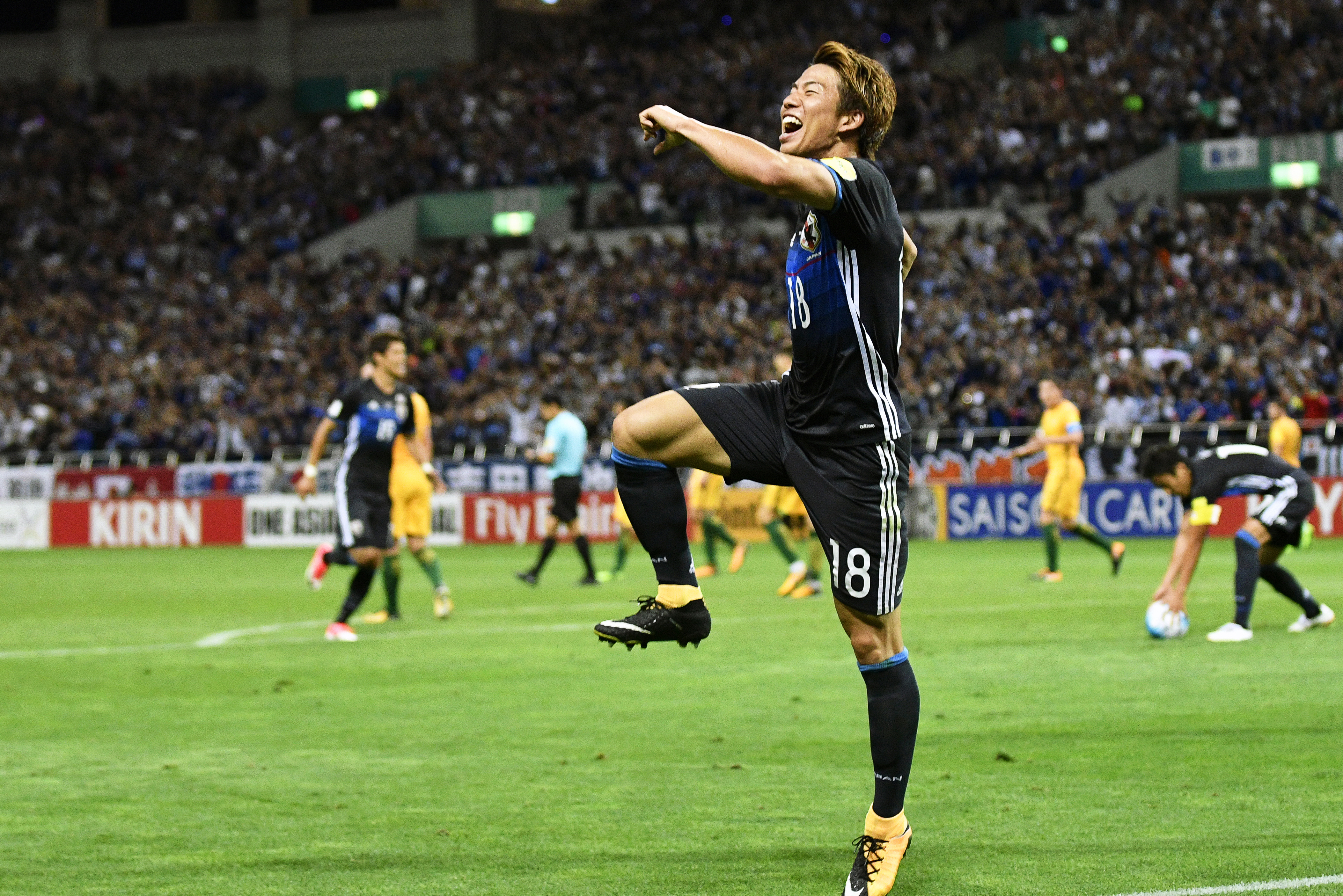 epa06173712 Japan's forward Takuma Asano celebrates after scoring the 1-0 lead during the FIFA World Cup 2018 qualifying soccer match between Japan and Australia in Saitama, north of Tokyo, Japan, 31 August 2017.  EPA-EFE/FRANCK ROBICHON