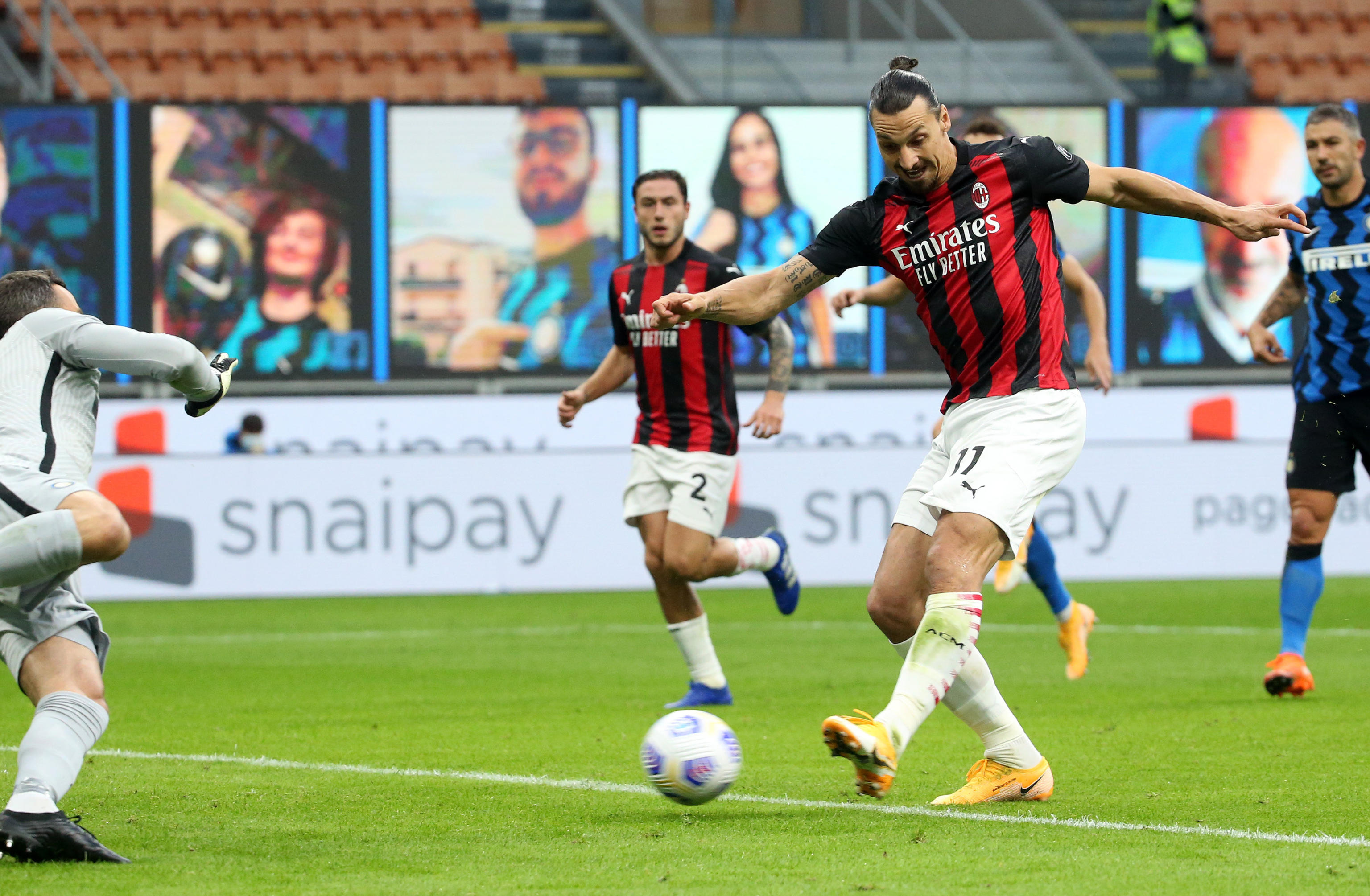 epa08753317 AC Milan's Zlatan Ibrahimovic scores the 0-1 goal during the Italian Serie A soccer match  FC Inter vs AC Milan at Giuseppe Meazza stadium in Milan, Italy, 17 October 2020.  EPA-EFE/MATTEO BAZZI