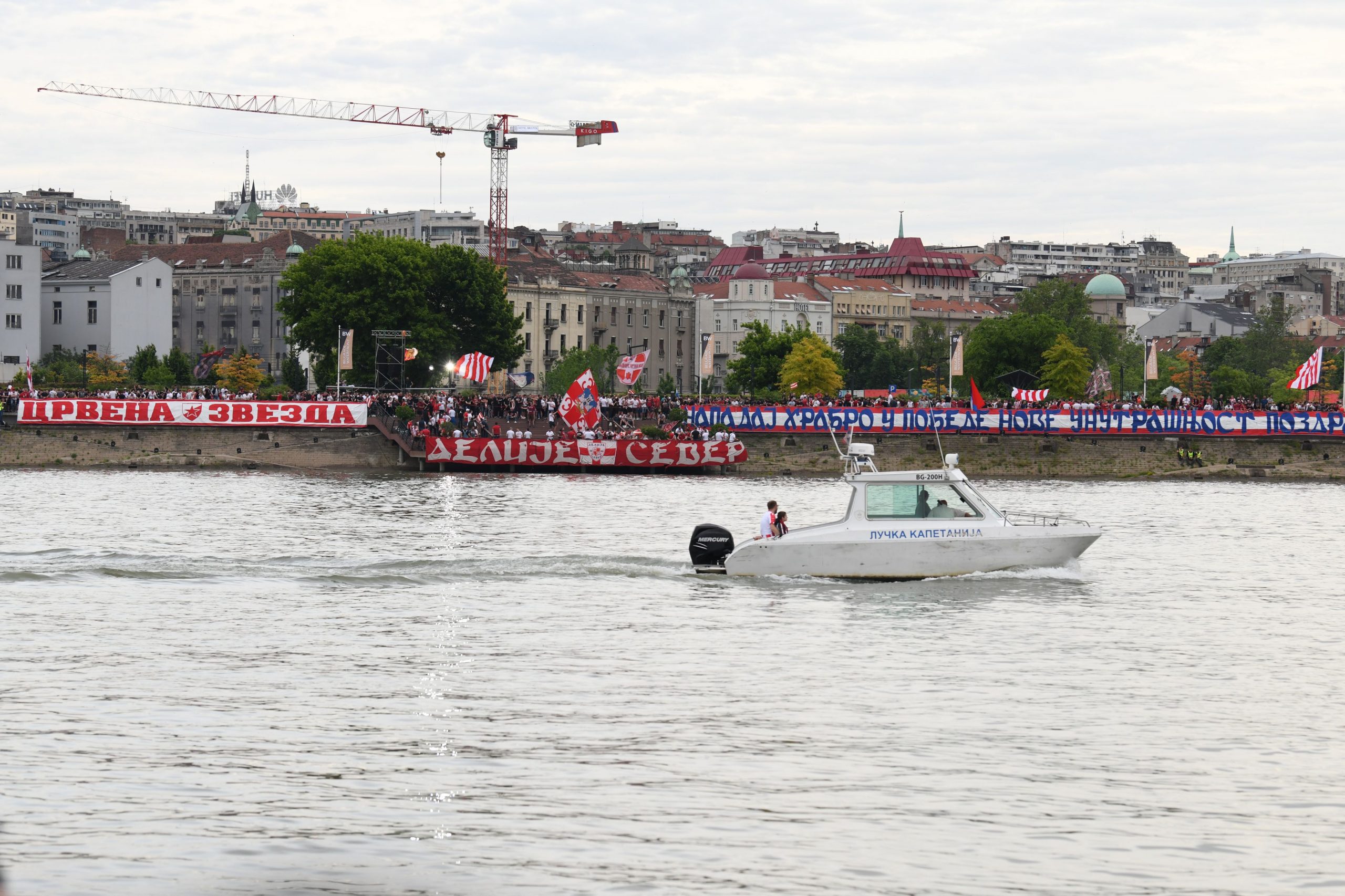 Beograd, 22.05.2021. Fudbaleri Crvene zvezde proslavljaju osvajanje 32. šampionske titule, Sava reka, Stari Savski most, Brankov most, navijači, obala Save, Zvezda Foto: Goran Srdanov/Nova.rs
