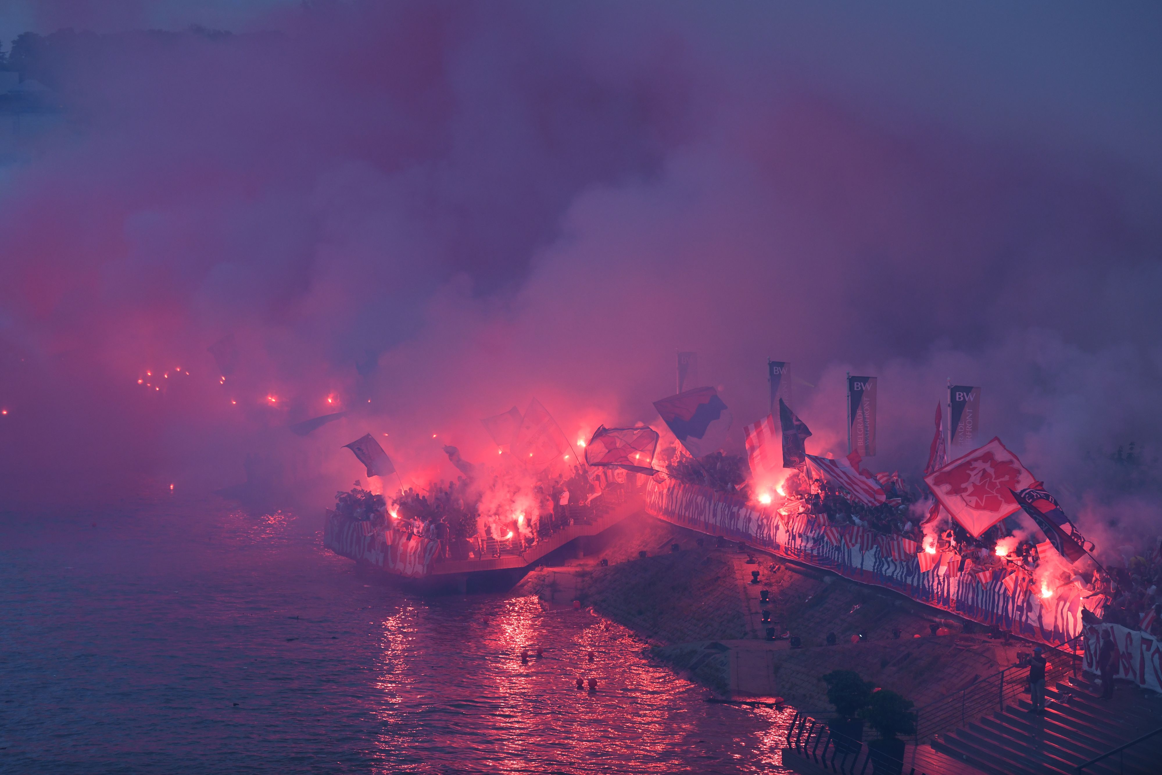 Beograd, 22.05.2021. Fudbaleri Crvene zvezde proslavljaju osvajanje 32. šampionske titule, Sava reka, Stari Savski most, Brankov most, navijači, obala Save, Zvezda Foto: Goran Srdanov/Nova.rs