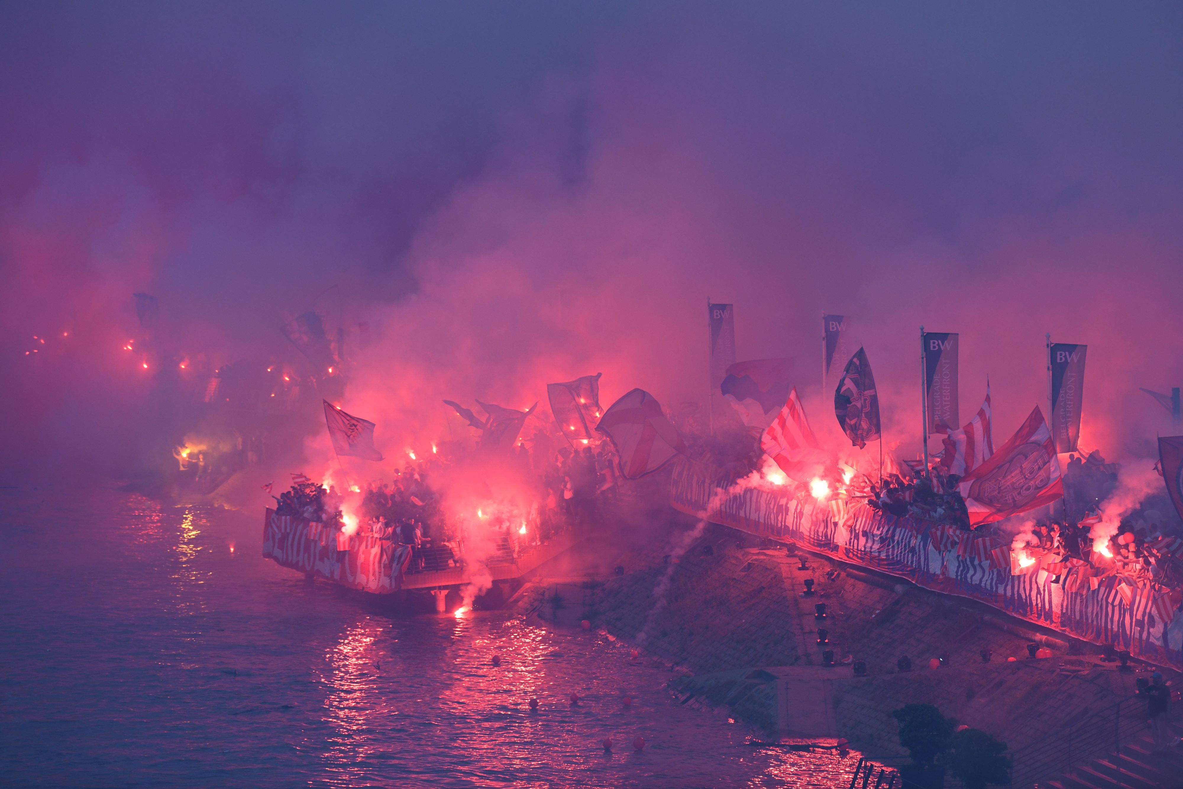 Beograd, 22.05.2021. Fudbaleri Crvene zvezde proslavljaju osvajanje 32. šampionske titule, Sava reka, Stari Savski most, Brankov most, navijači, obala Save, Zvezda Foto: Goran Srdanov/Nova.rs