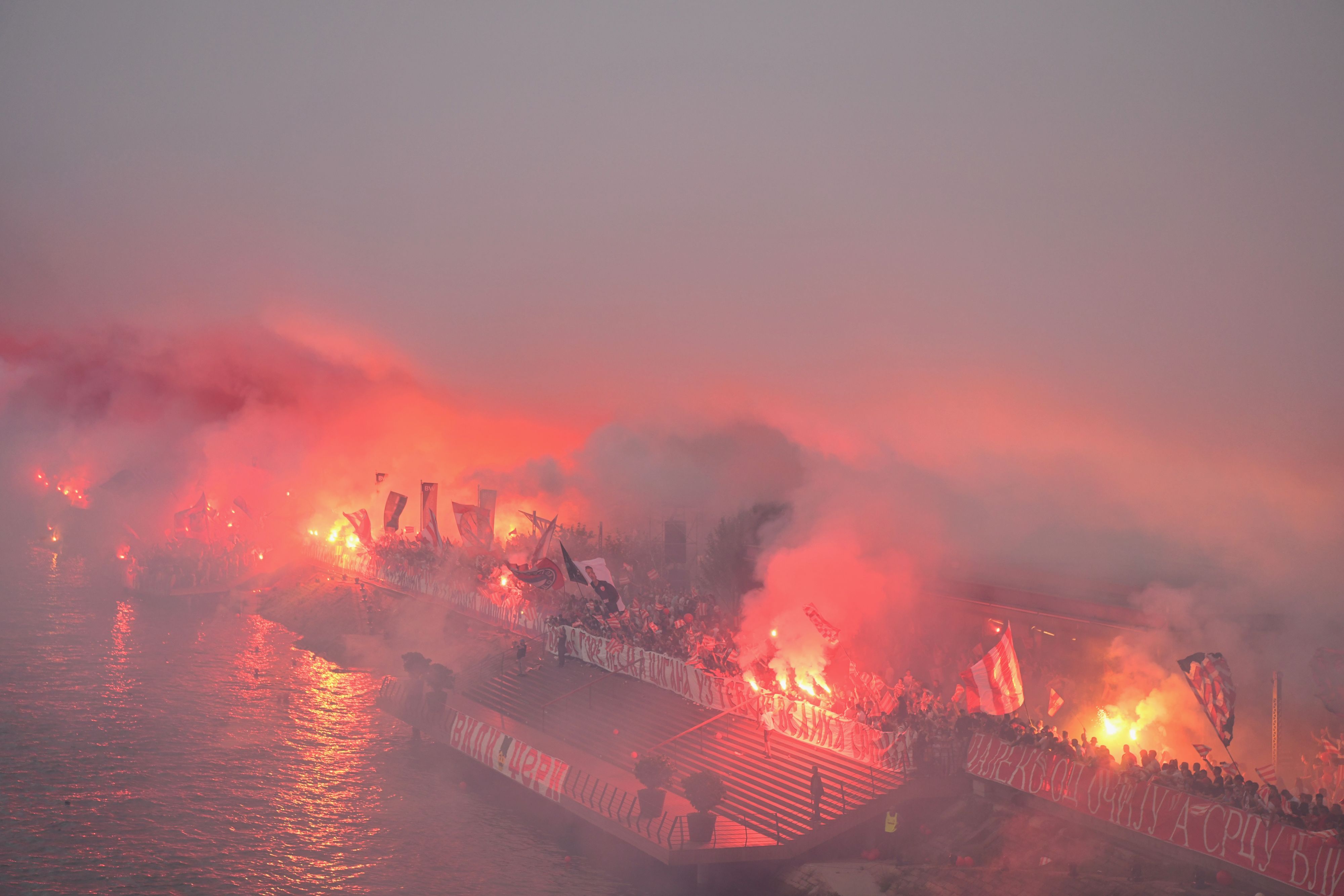 Beograd, 22.05.2021. Fudbaleri Crvene zvezde proslavljaju osvajanje 32. šampionske titule, Sava reka, Stari Savski most, Brankov most, navijači, obala Save, Zvezda Foto: Goran Srdanov/Nova.rs