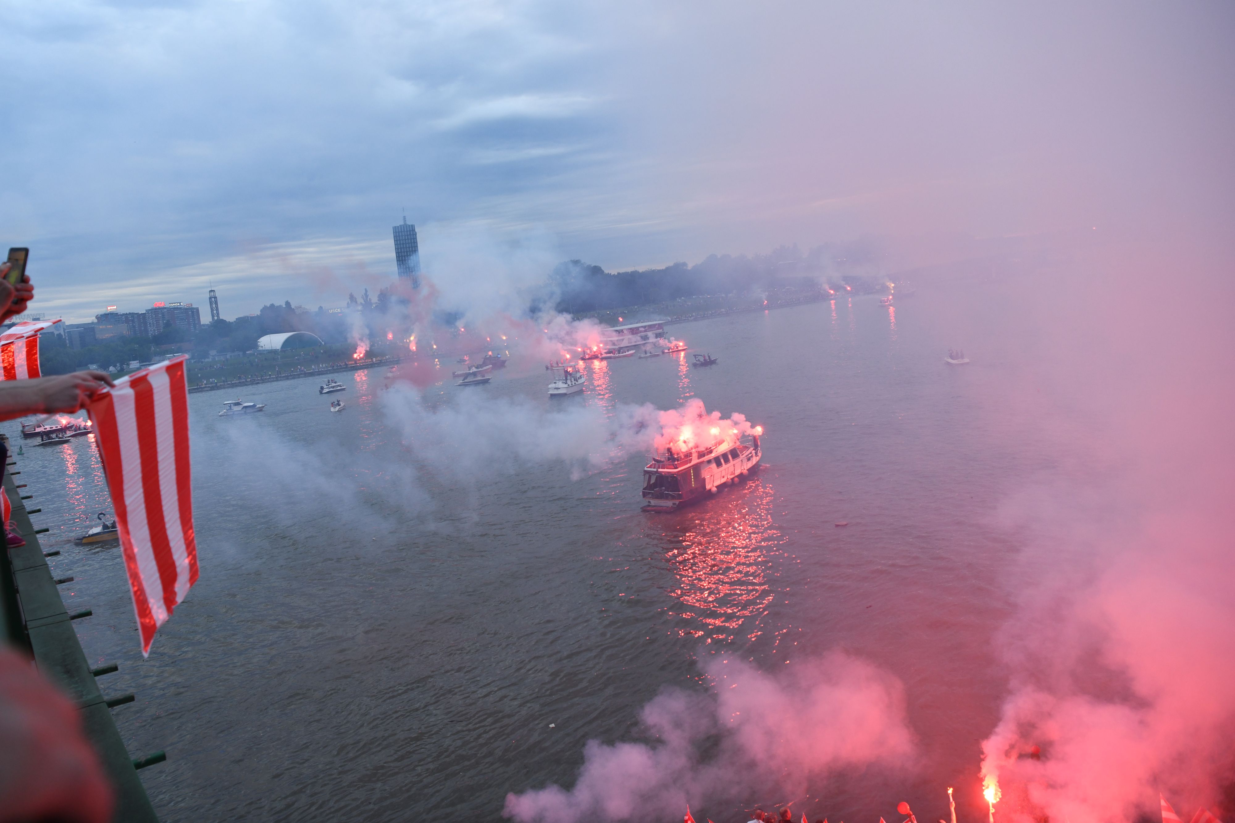 Beograd, 22.05.2021. Fudbaleri Crvene zvezde proslavljaju osvajanje 32. šampionske titule, Sava reka, Stari Savski most, Brankov most, navijači, obala Save, Zvezda Foto: Goran Srdanov/Nova.rs
