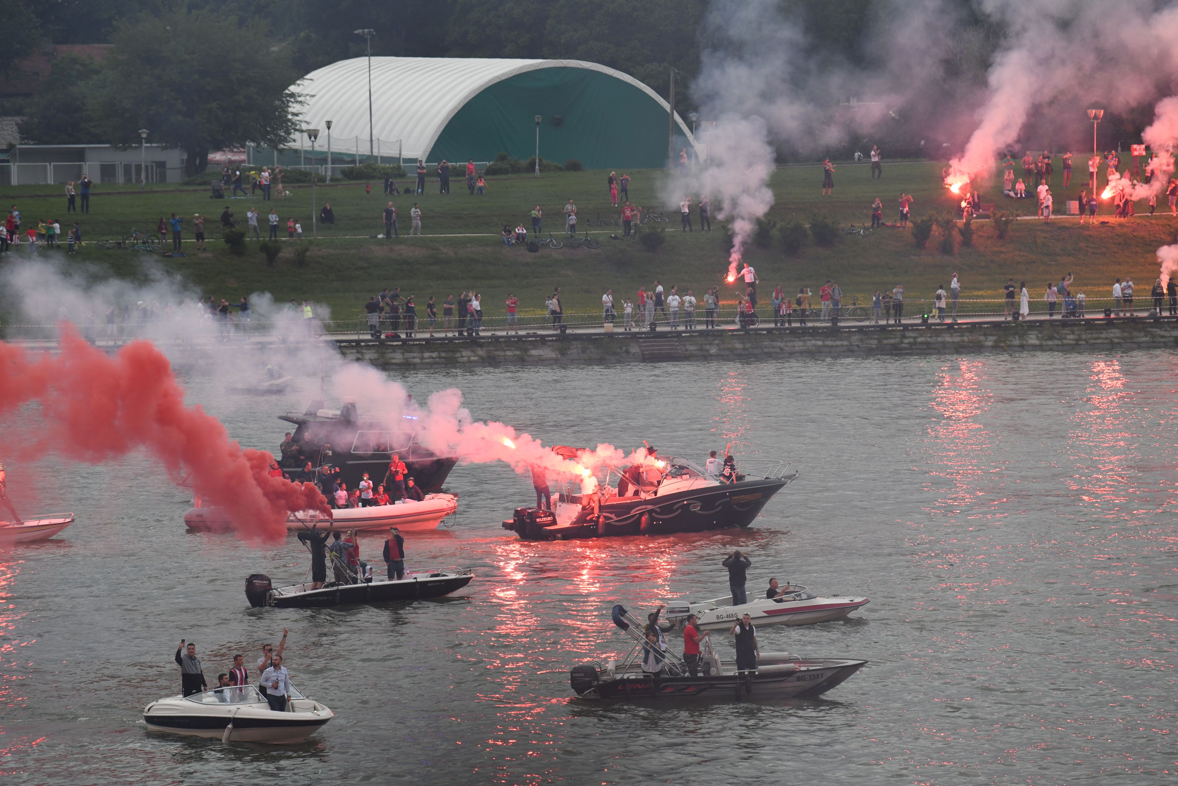 Beograd, 22.05.2021. Fudbaleri Crvene zvezde proslavljaju osvajanje 32. šampionske titule, Sava reka, Stari Savski most, Brankov most, navijači, obala Save, Zvezda Foto: Goran Srdanov/Nova.rs