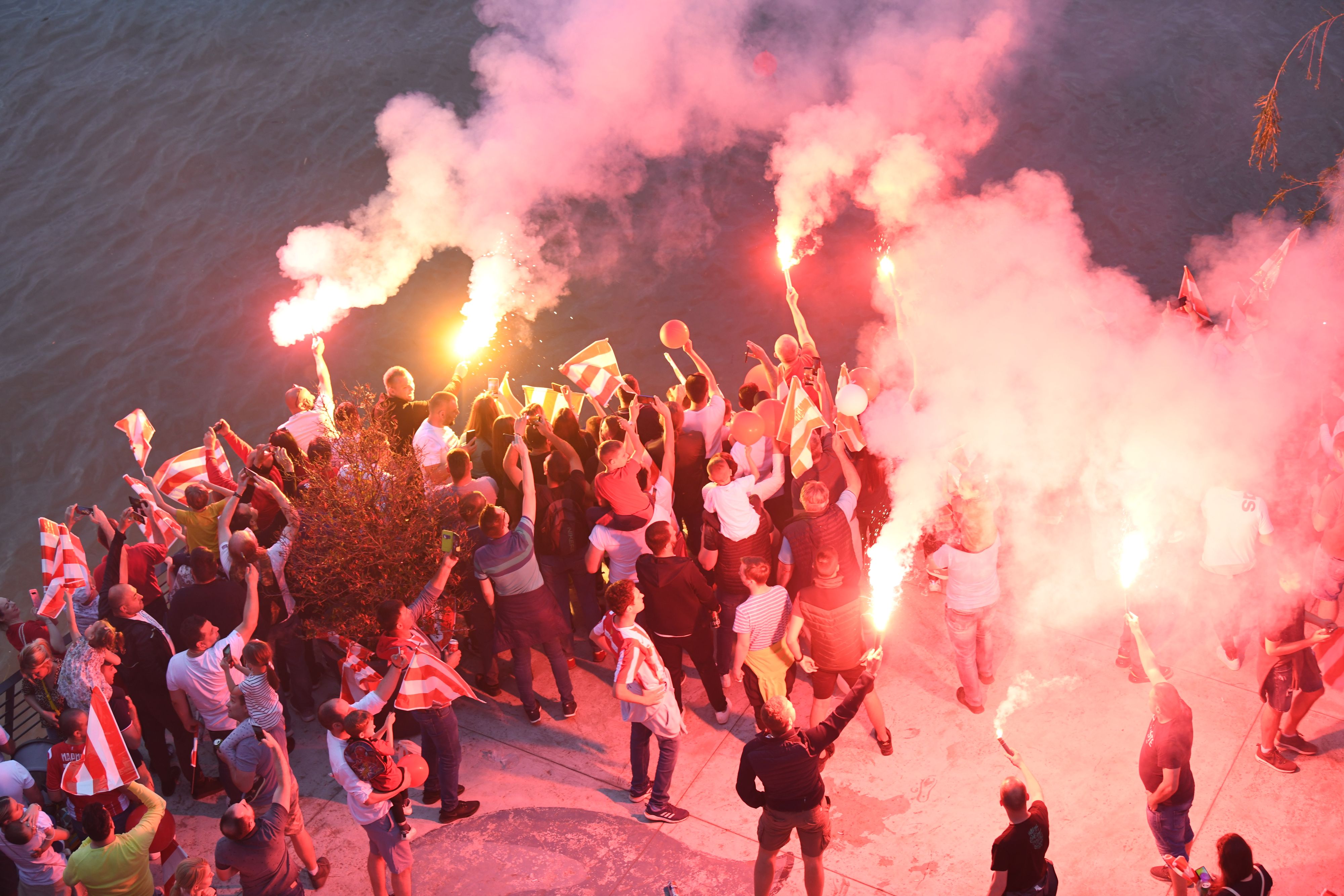 Beograd, 22.05.2021. Fudbaleri Crvene zvezde proslavljaju osvajanje 32. šampionske titule, Sava reka, Stari Savski most, Brankov most, navijači, obala Save, Zvezda Foto: Goran Srdanov/Nova.rs